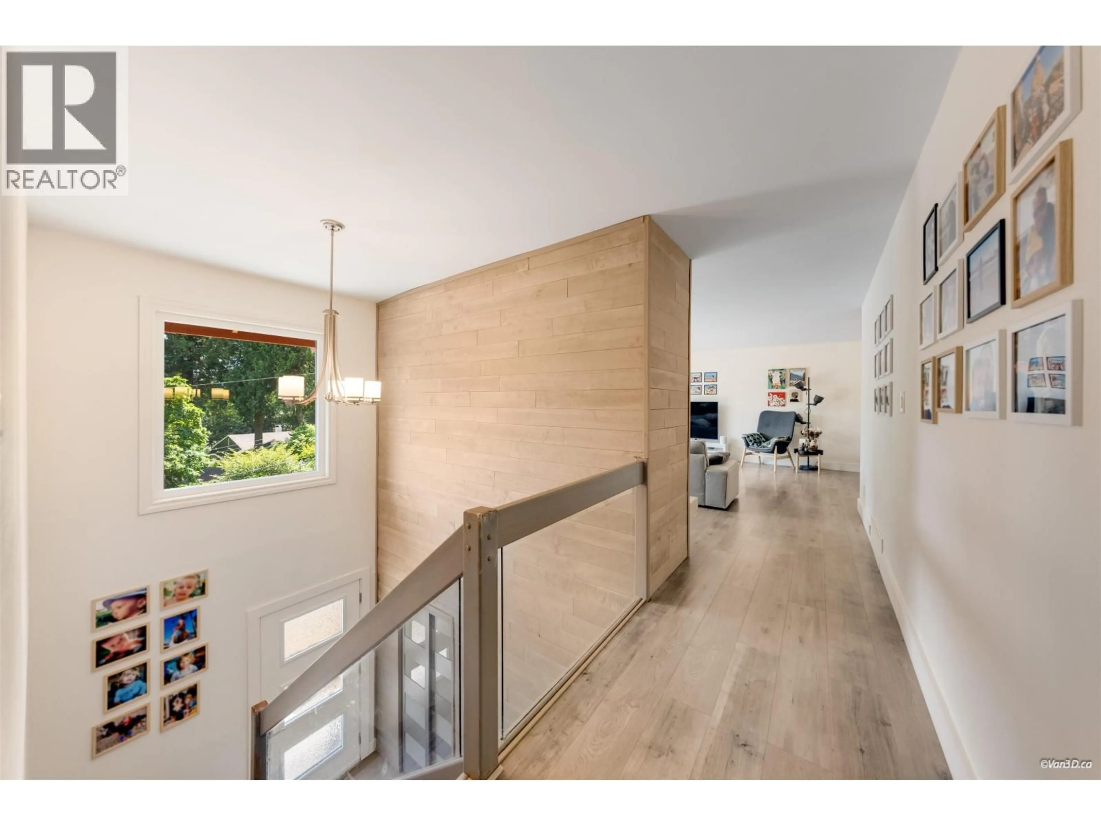 Indoor foyer for 3907 BAYRIDGE PLACE, West Vancouver British Columbia V7V3K2