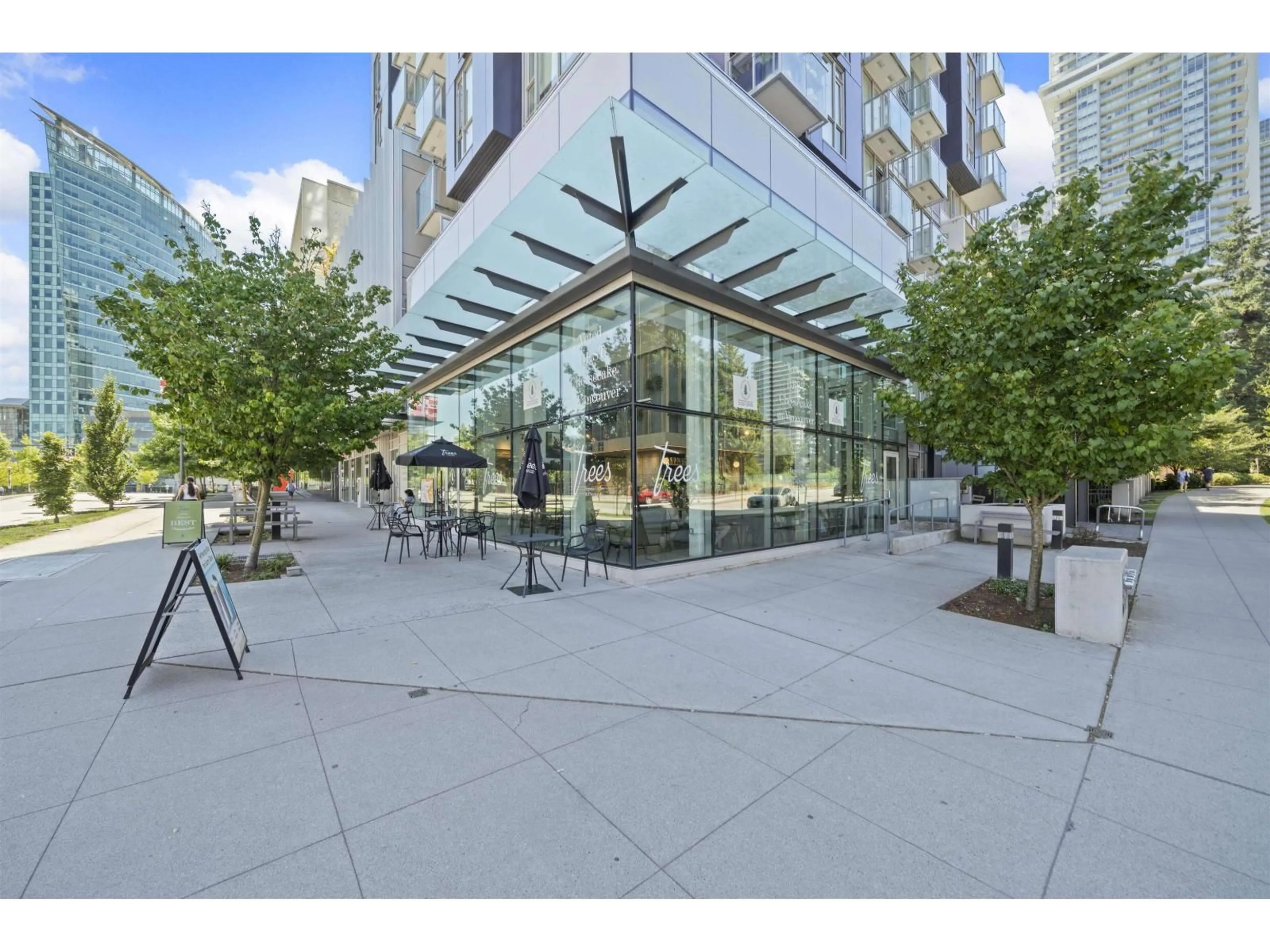 Indoor foyer for 1903 - 13438 CENTRAL AVENUE, Surrey British Columbia V3T0N2