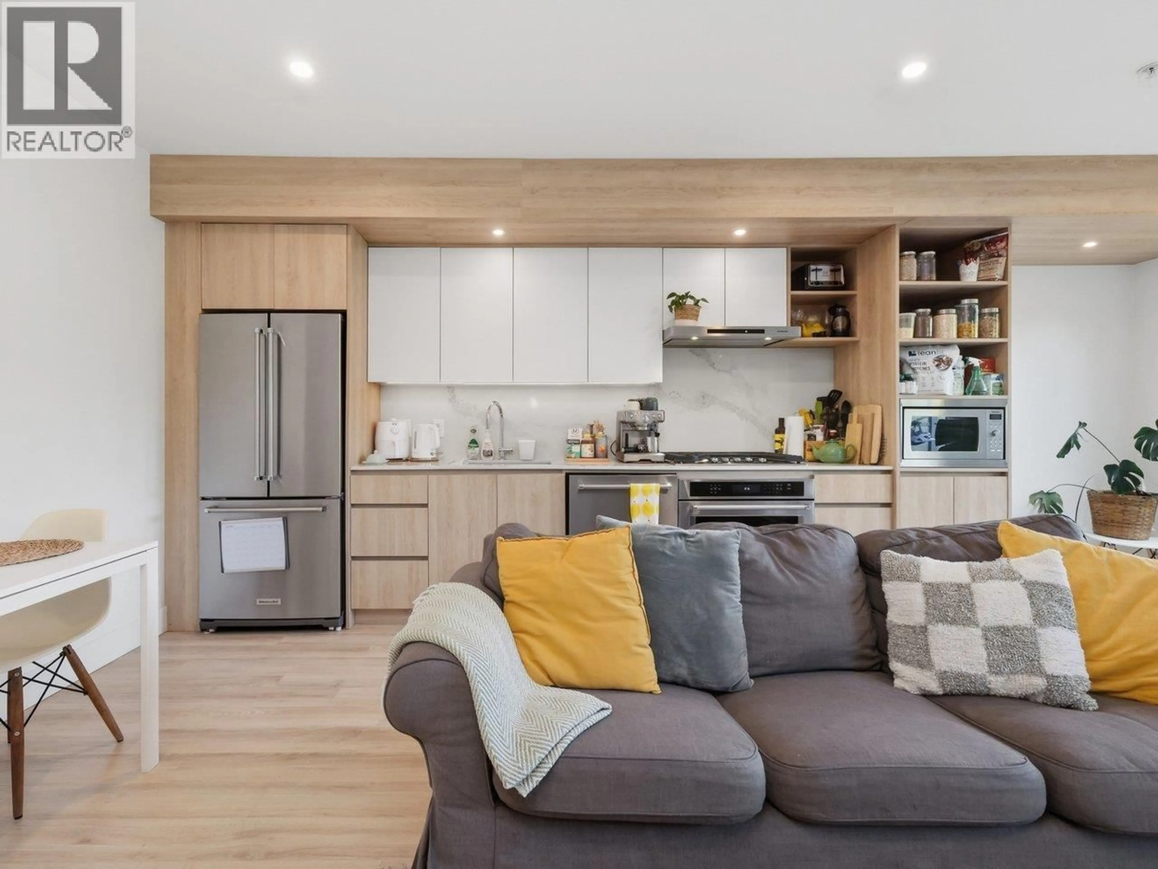 Open concept kitchen, wood/laminate floor for 414 - 38362 BUCKLEY AVENUE, Squamish British Columbia V8B0J8