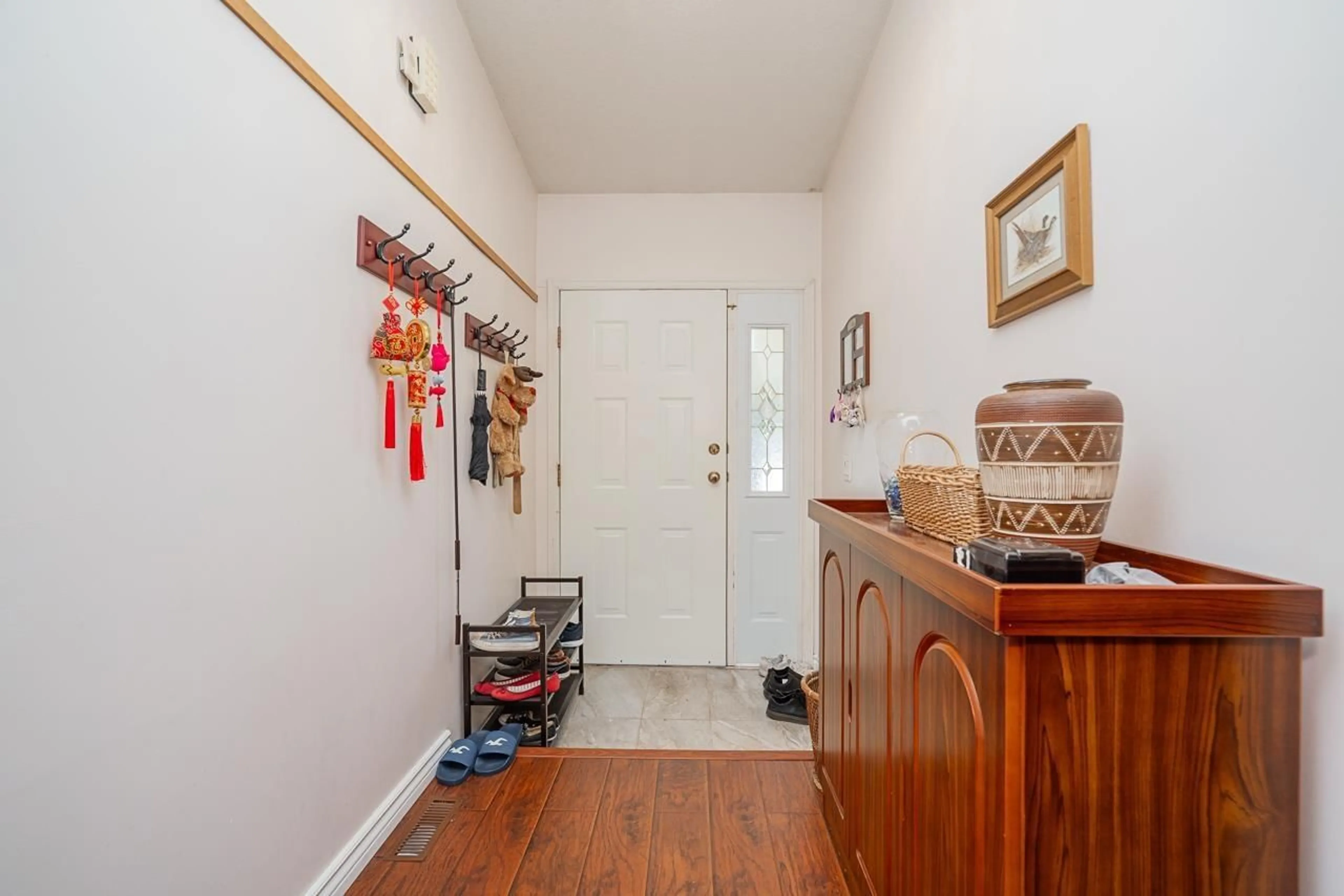 Indoor entryway for 10764 FRASERGLEN DRIVE, Surrey British Columbia V4N1Y3