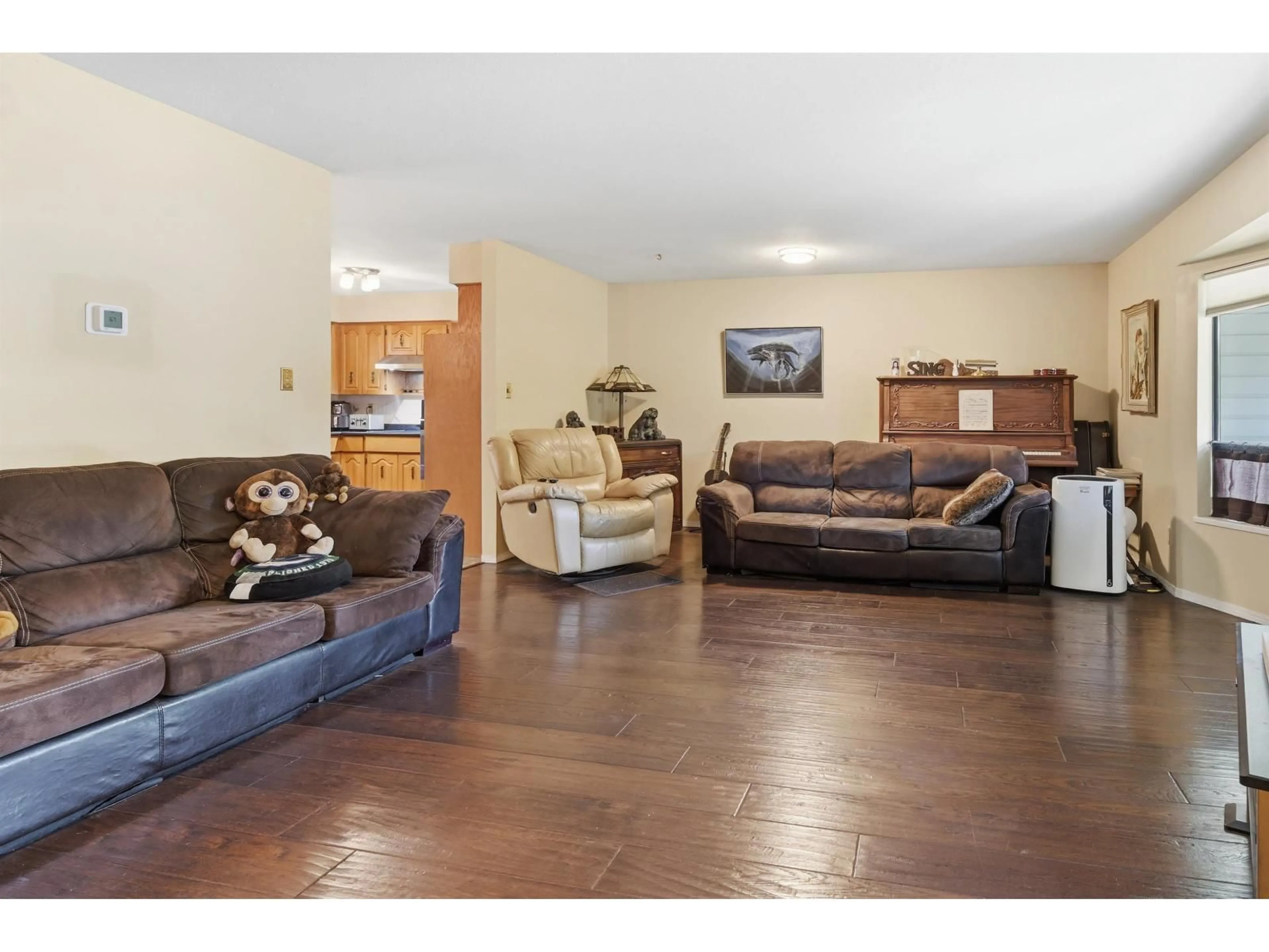 Living room with furniture, wood/laminate floor for 1827 142ND STREET, Surrey British Columbia V4A6V3