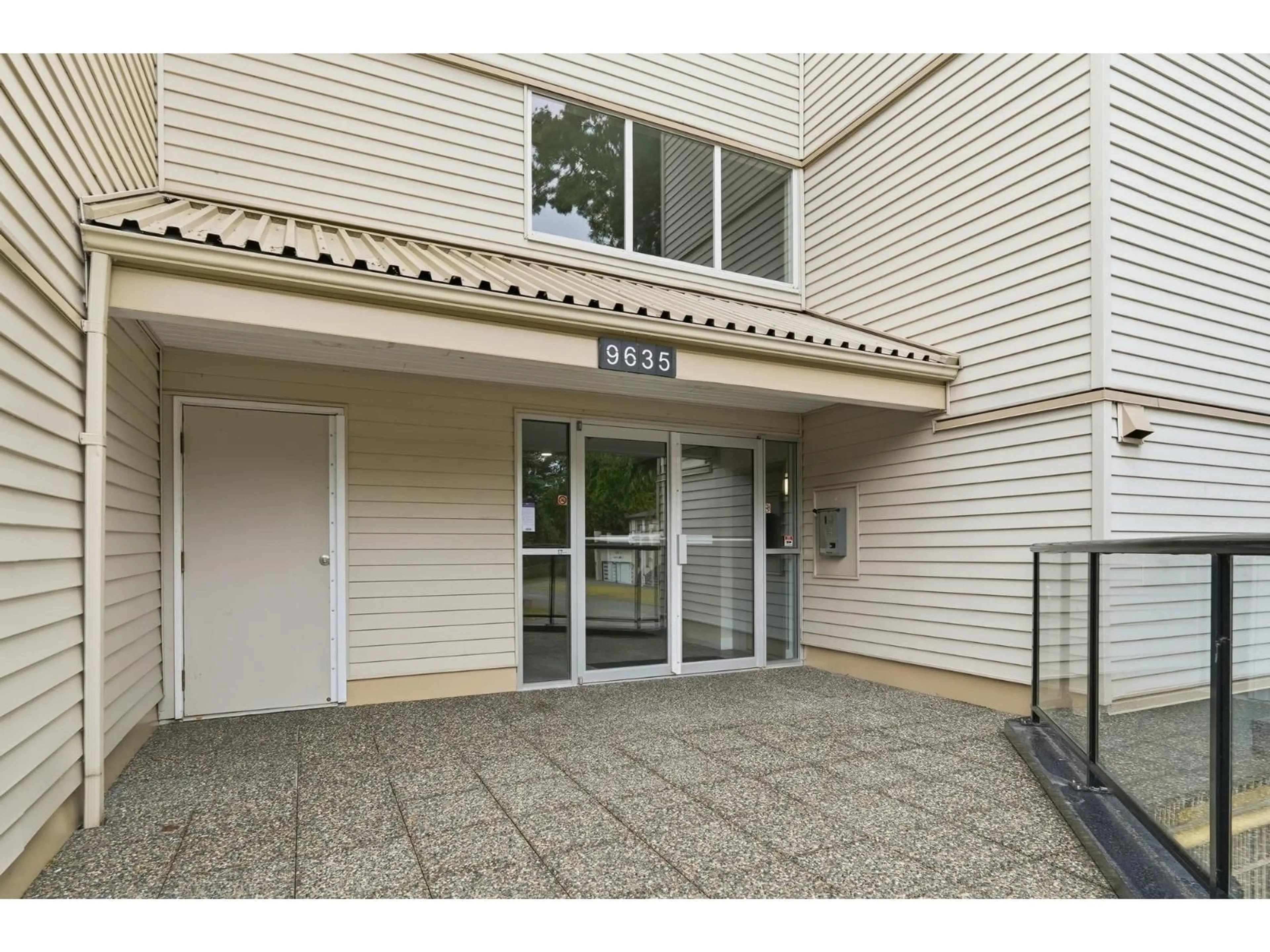 Indoor foyer for 209 - 9635 121 STREET, Surrey British Columbia V3V7L8