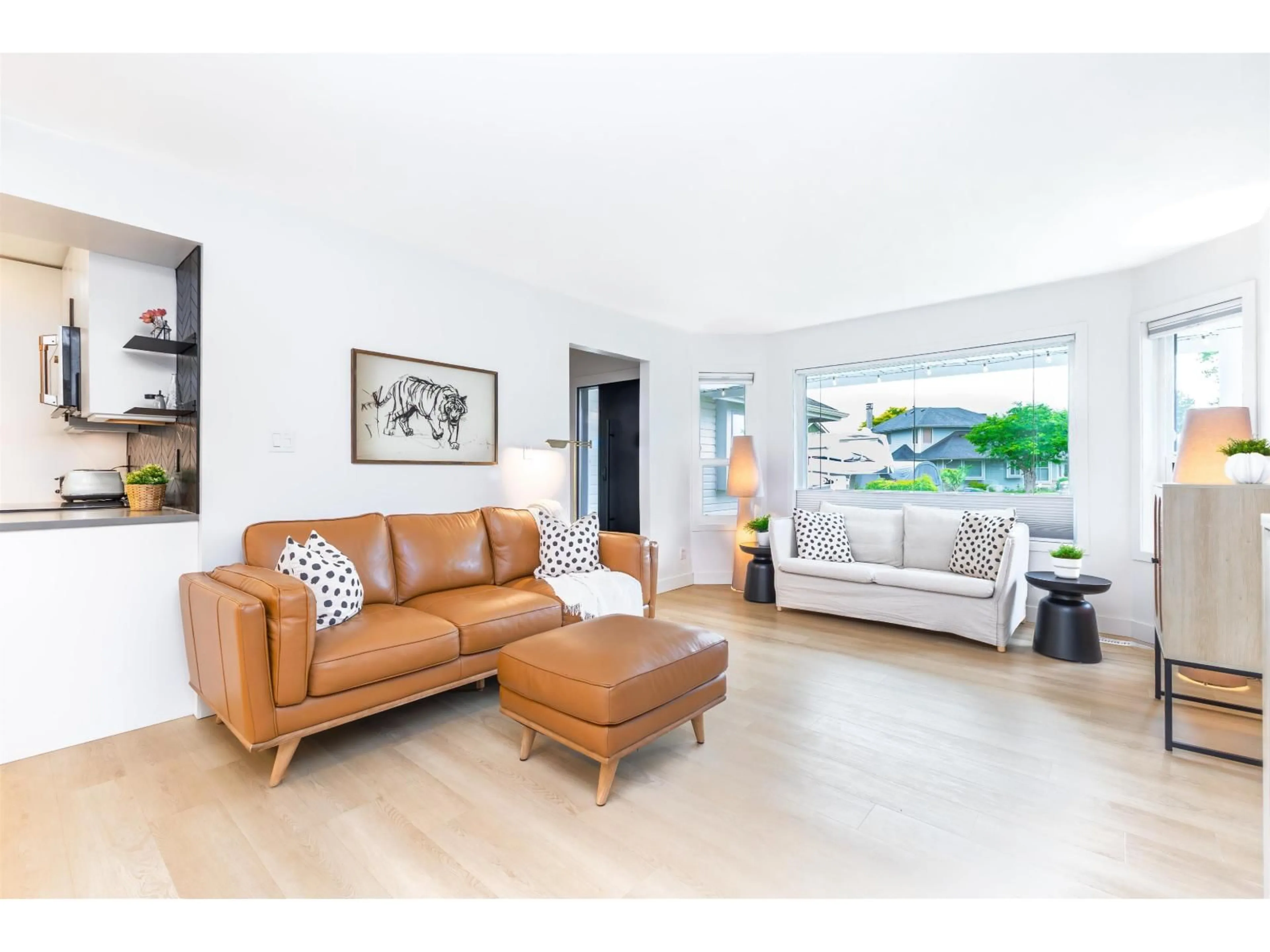 Living room with furniture, wood/laminate floor for 45995 IVY AVENUE, Chilliwack British Columbia V2R2C5