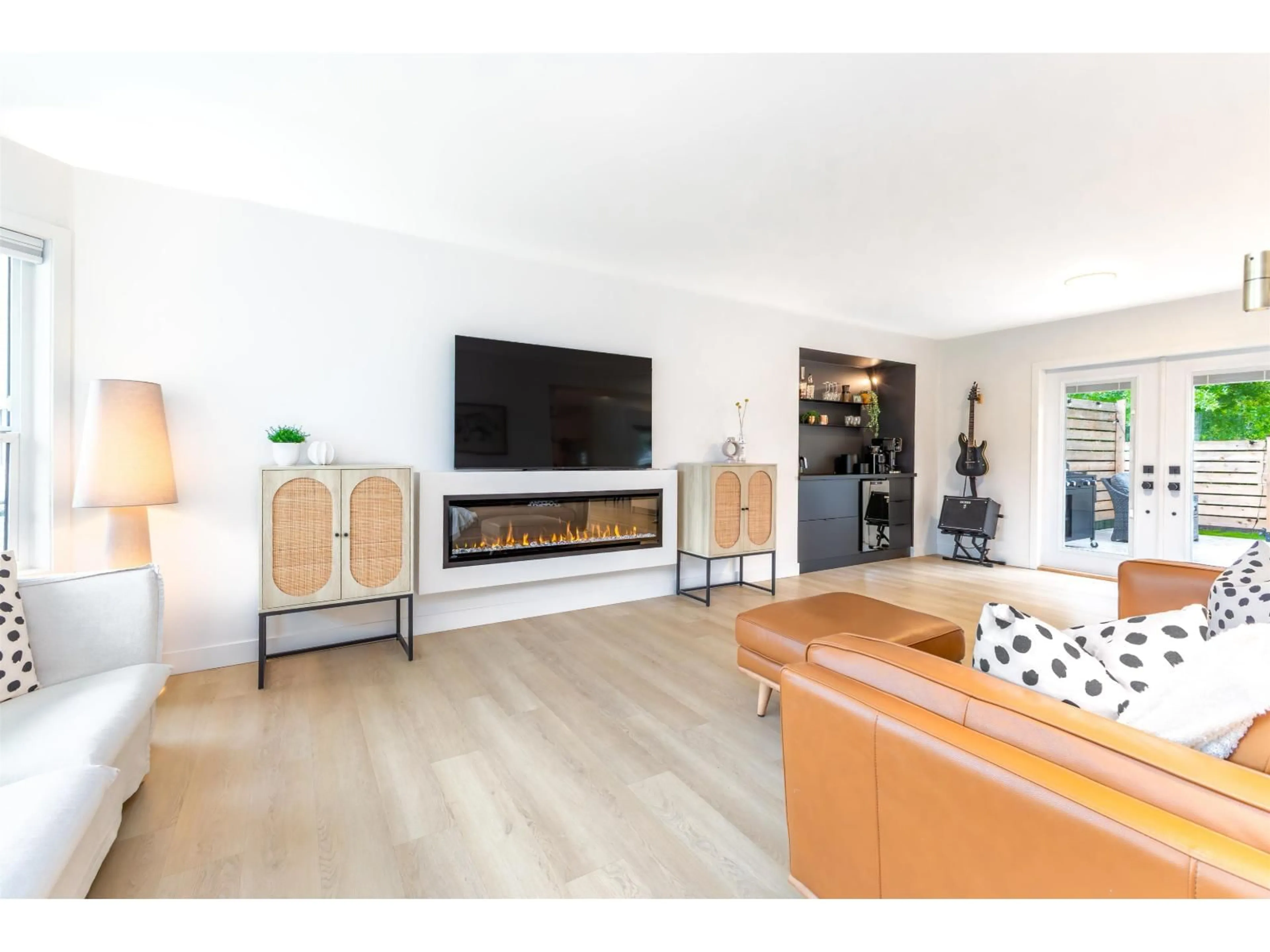 Living room with furniture, wood/laminate floor for 45995 IVY AVENUE, Chilliwack British Columbia V2R2C5