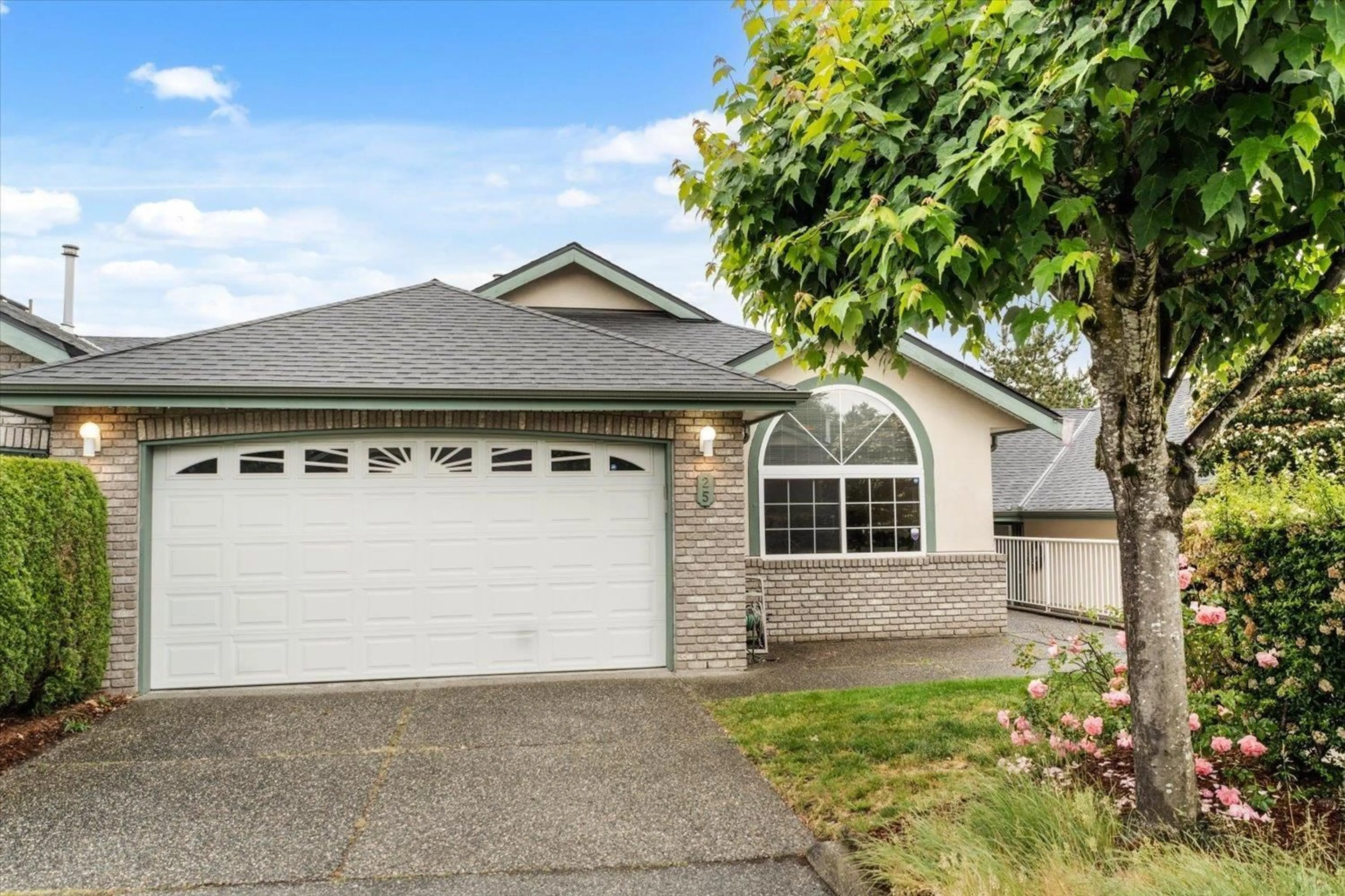 Home with vinyl exterior material, street for 25 - 32777 CHILCOTIN DRIVE, Abbotsford British Columbia V2T5W4