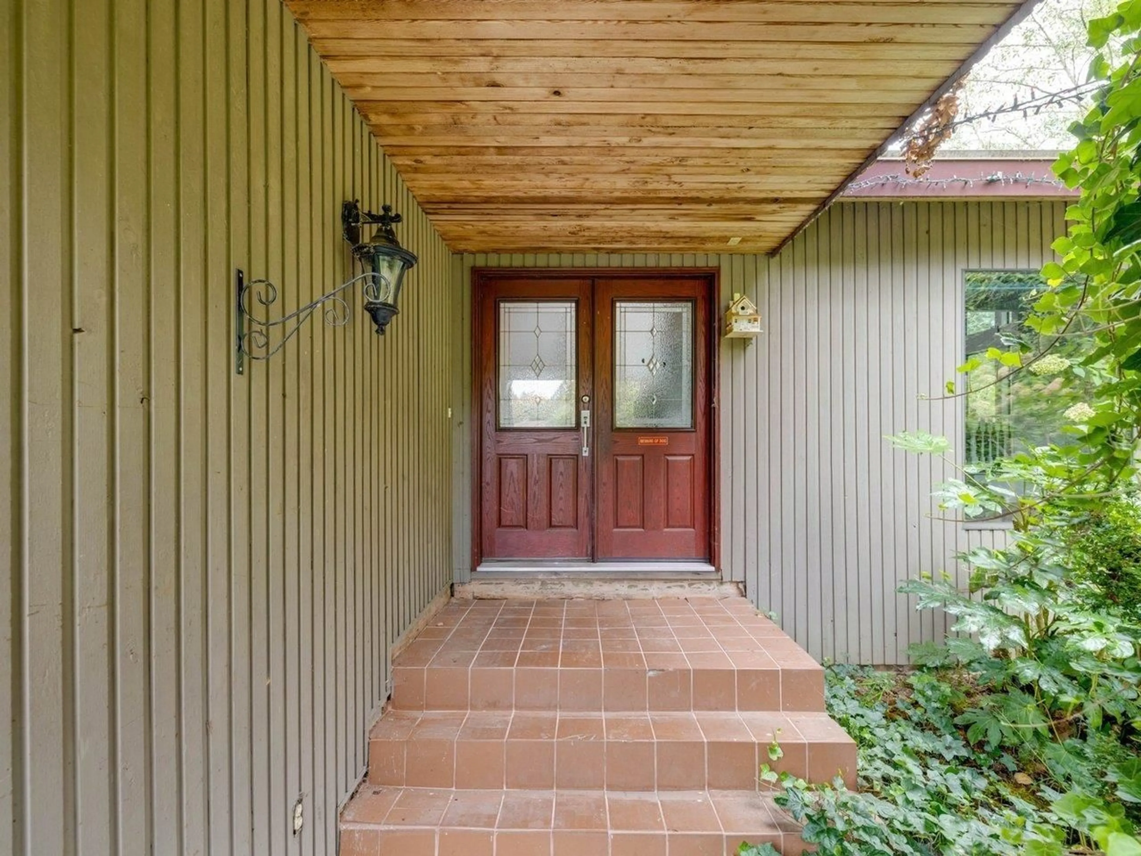 Indoor entryway for 18208 21A AVENUE, Surrey British Columbia V3Z9W2