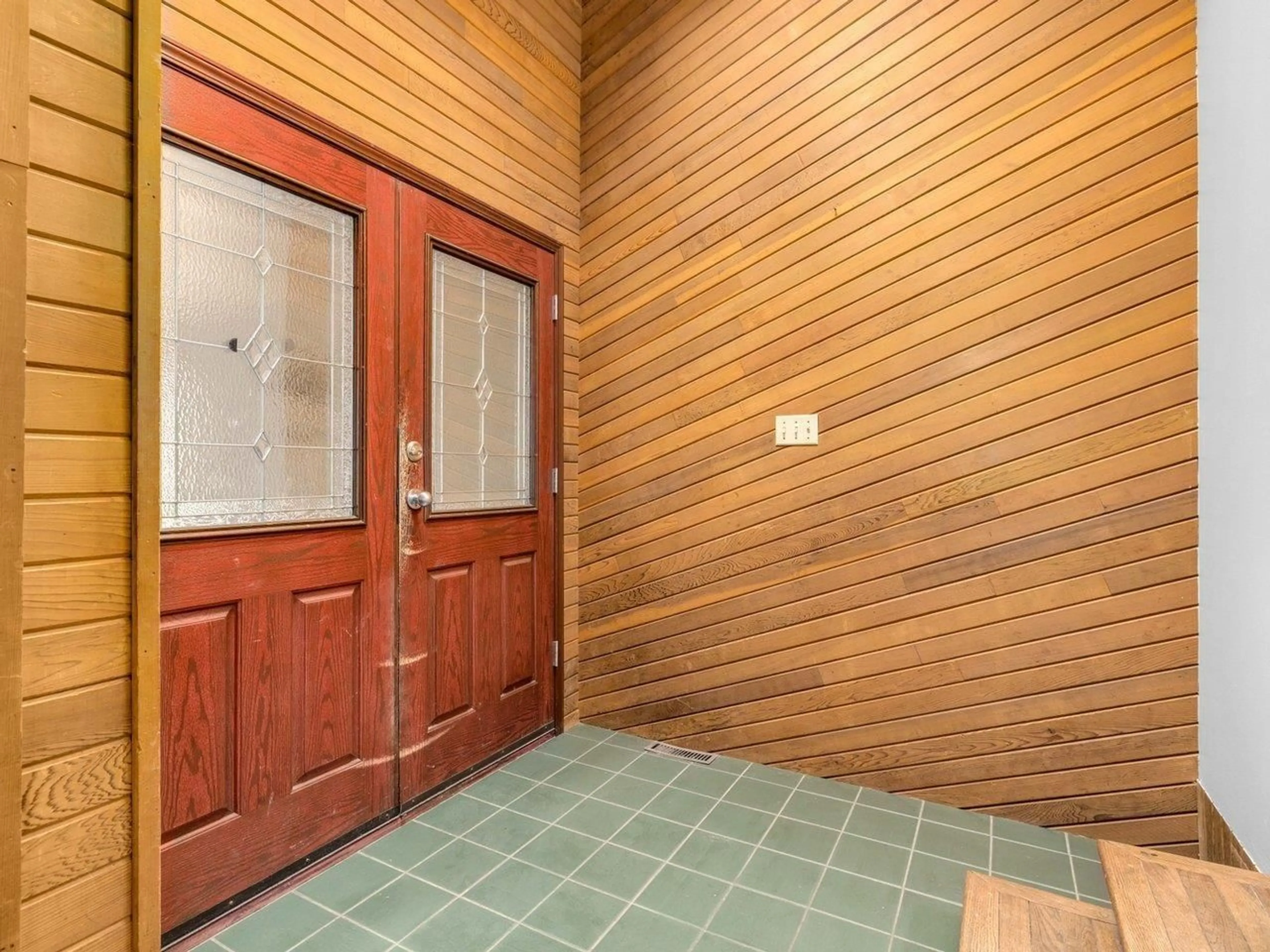 Indoor foyer for 18208 21A AVENUE, Surrey British Columbia V3Z9W2
