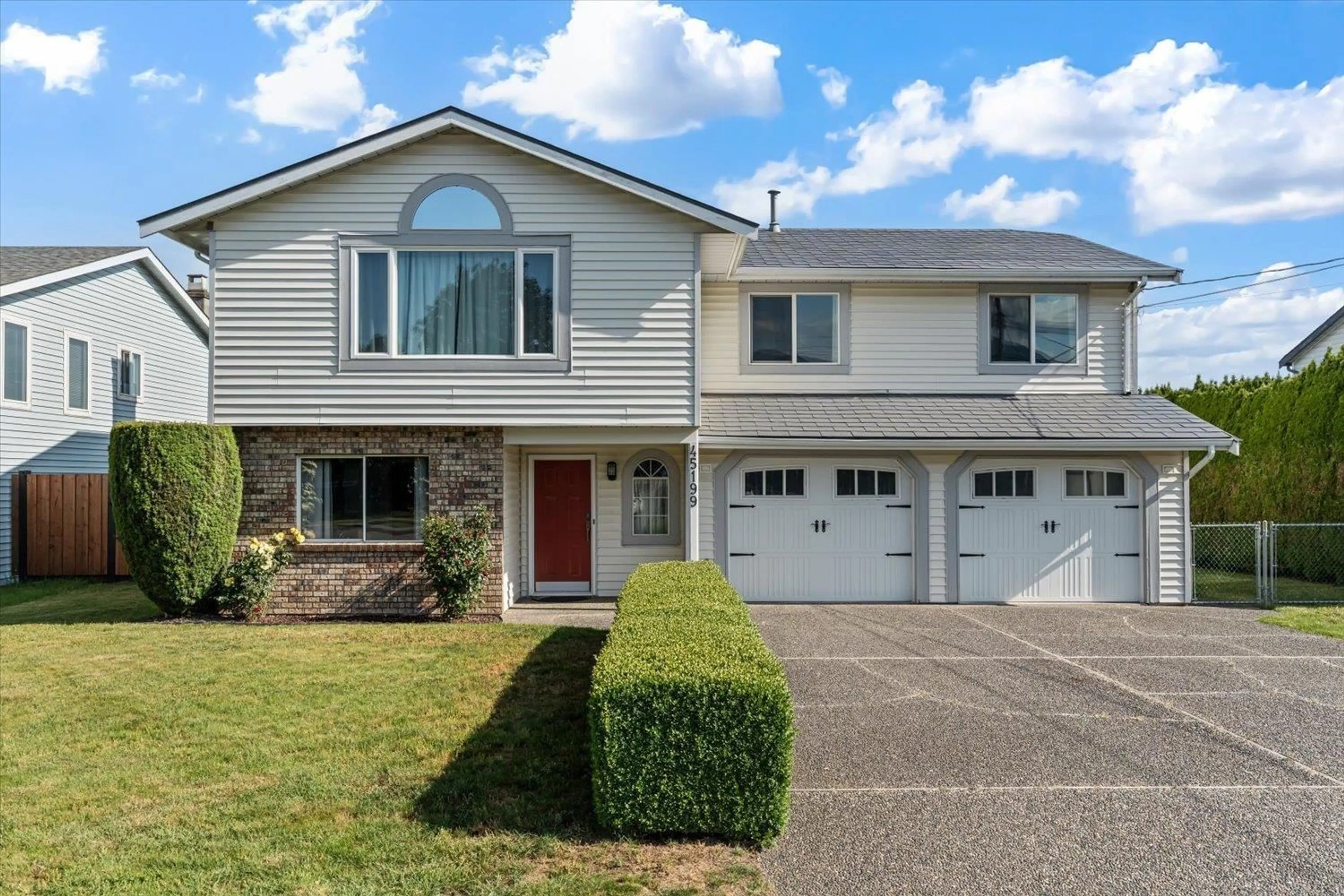 Home with vinyl exterior material, street for 45199 STEVENSON ROAD, Chilliwack British Columbia V2R1L9