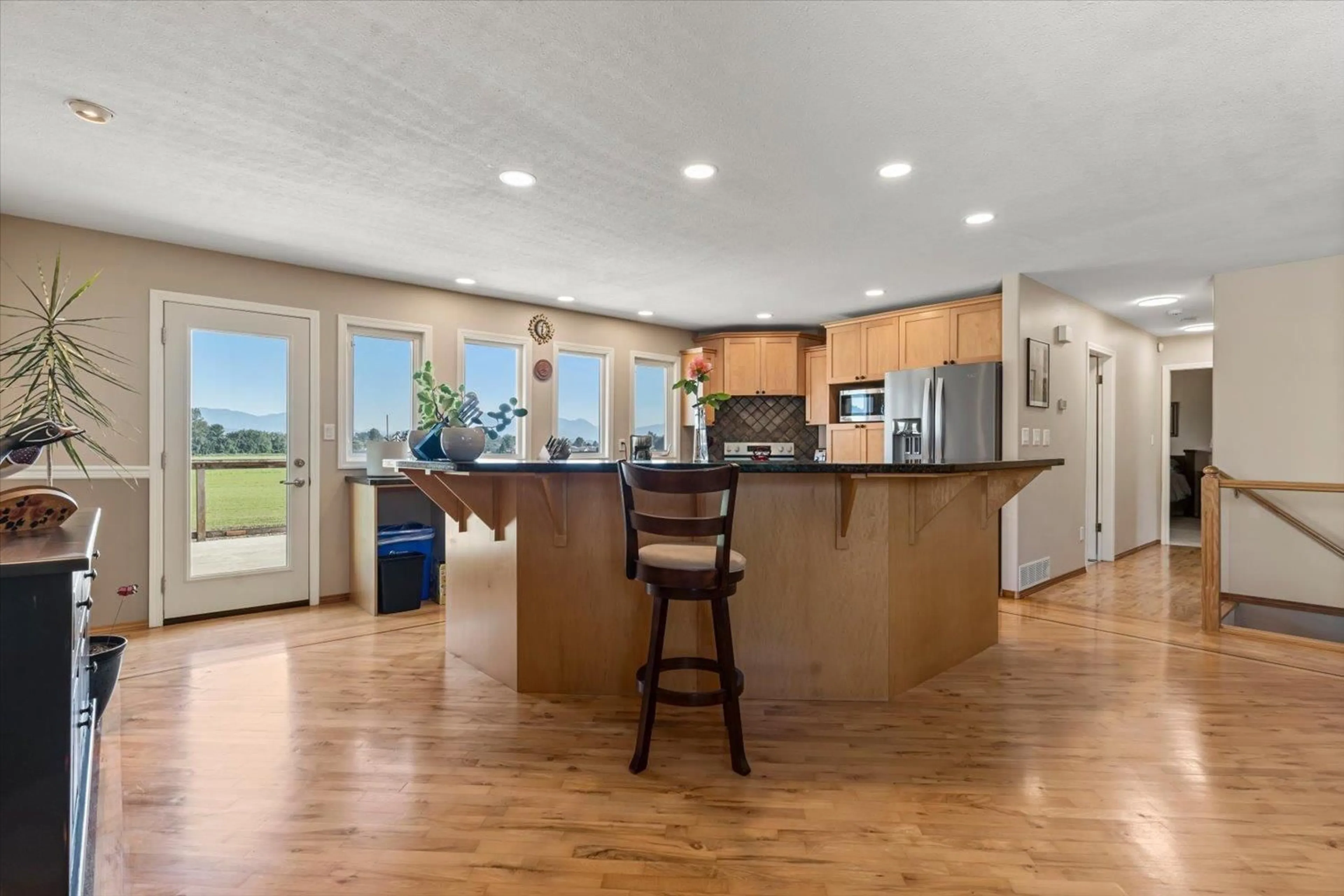 Open concept kitchen, unknown for 45199 STEVENSON ROAD, Chilliwack British Columbia V2R1L9