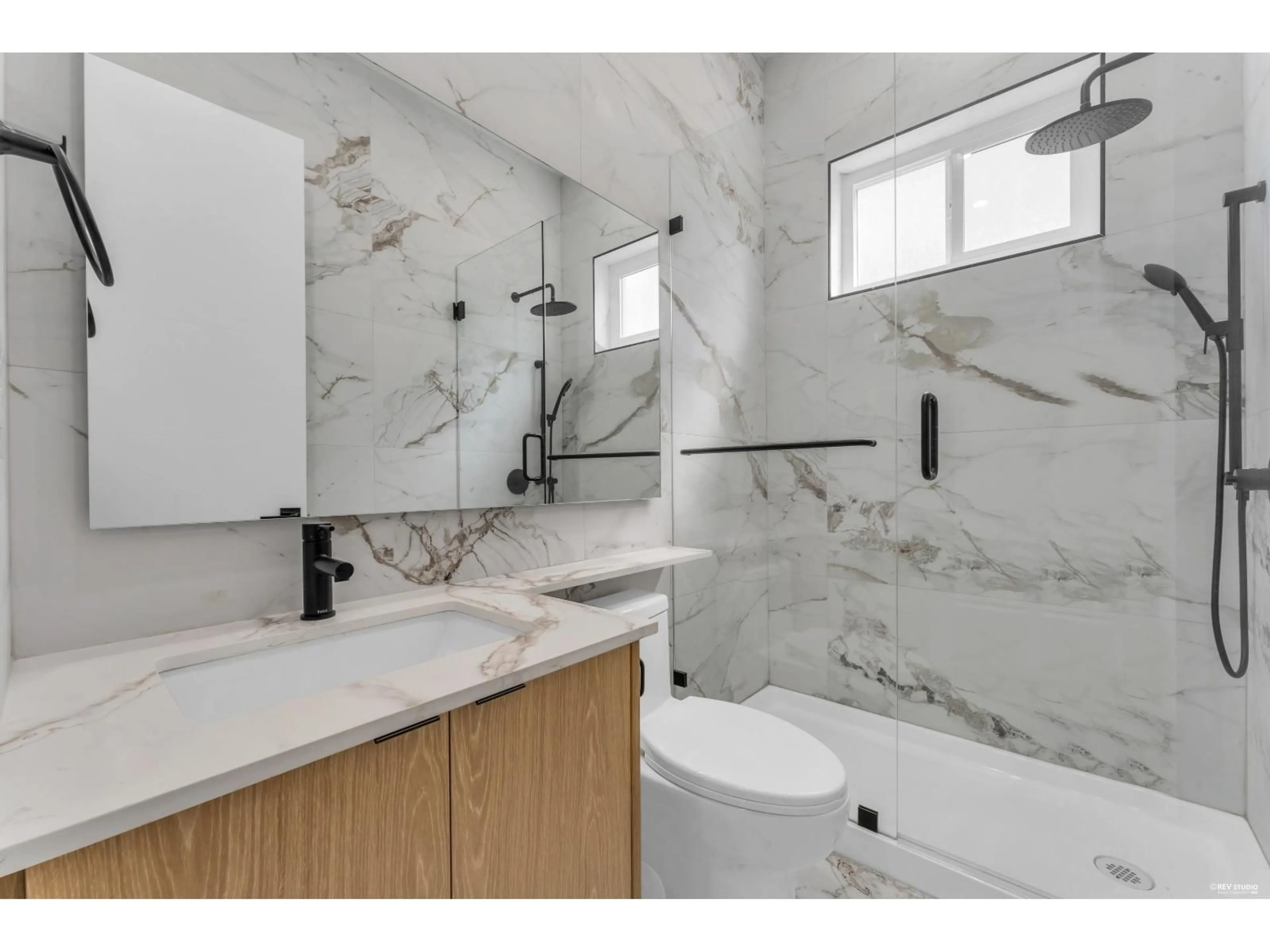 Contemporary bathroom, ceramic/tile floor for 11665 89A AVENUE, Delta British Columbia V4C7J7