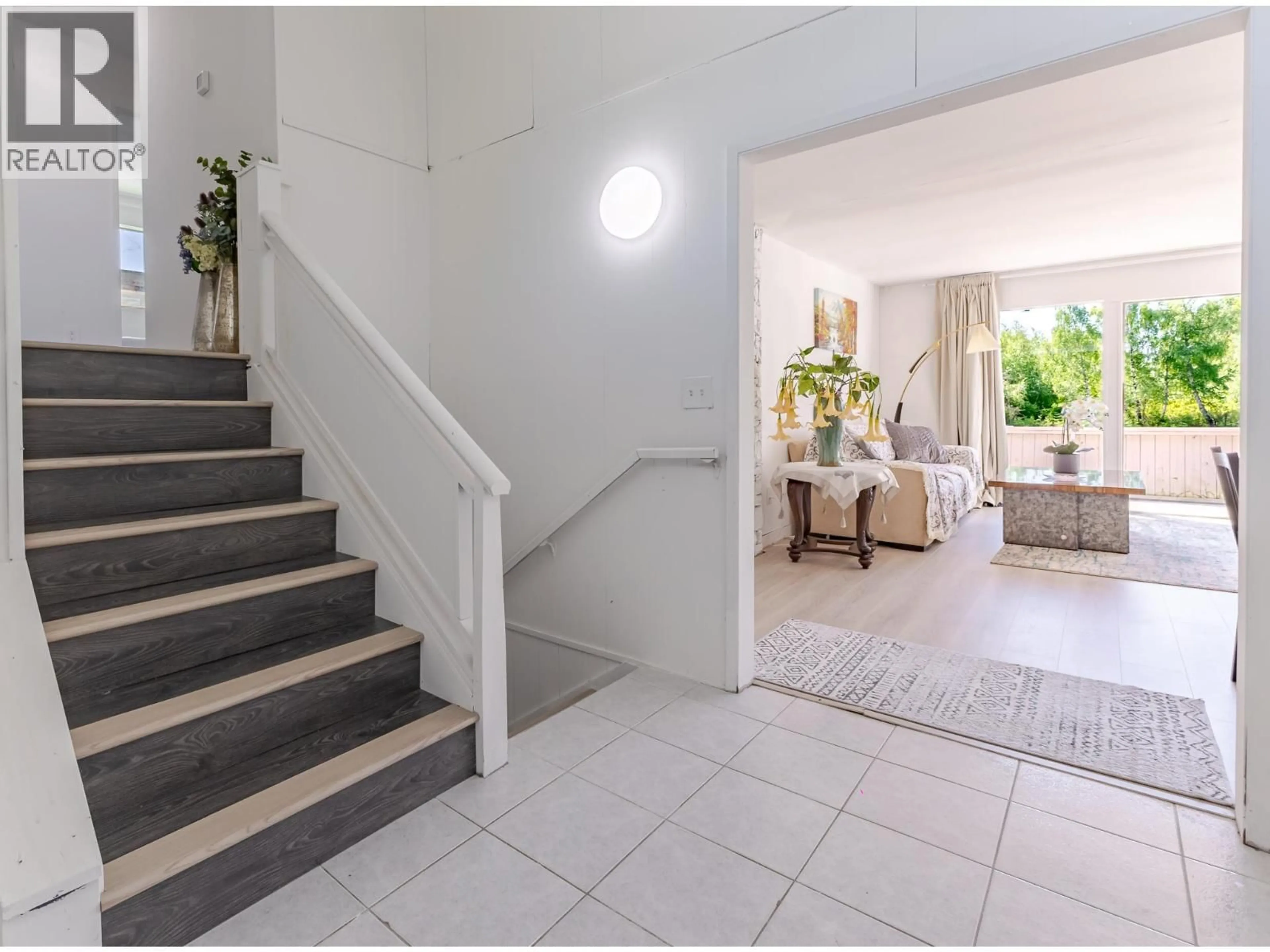 Indoor foyer for 11480 GRANVILLE AVENUE, Richmond British Columbia V6Y1R6
