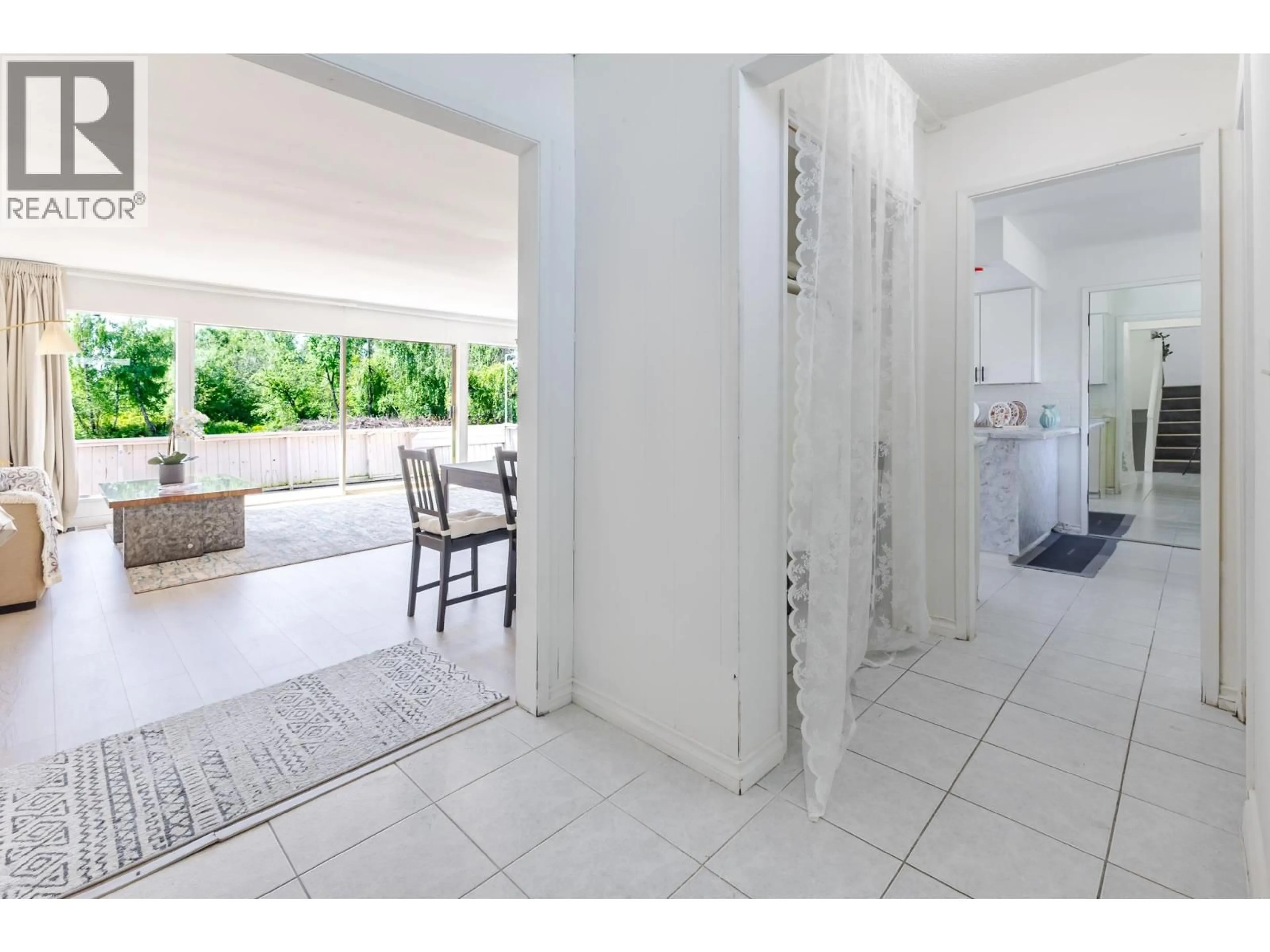 Indoor foyer for 11480 GRANVILLE AVENUE, Richmond British Columbia V6Y1R6