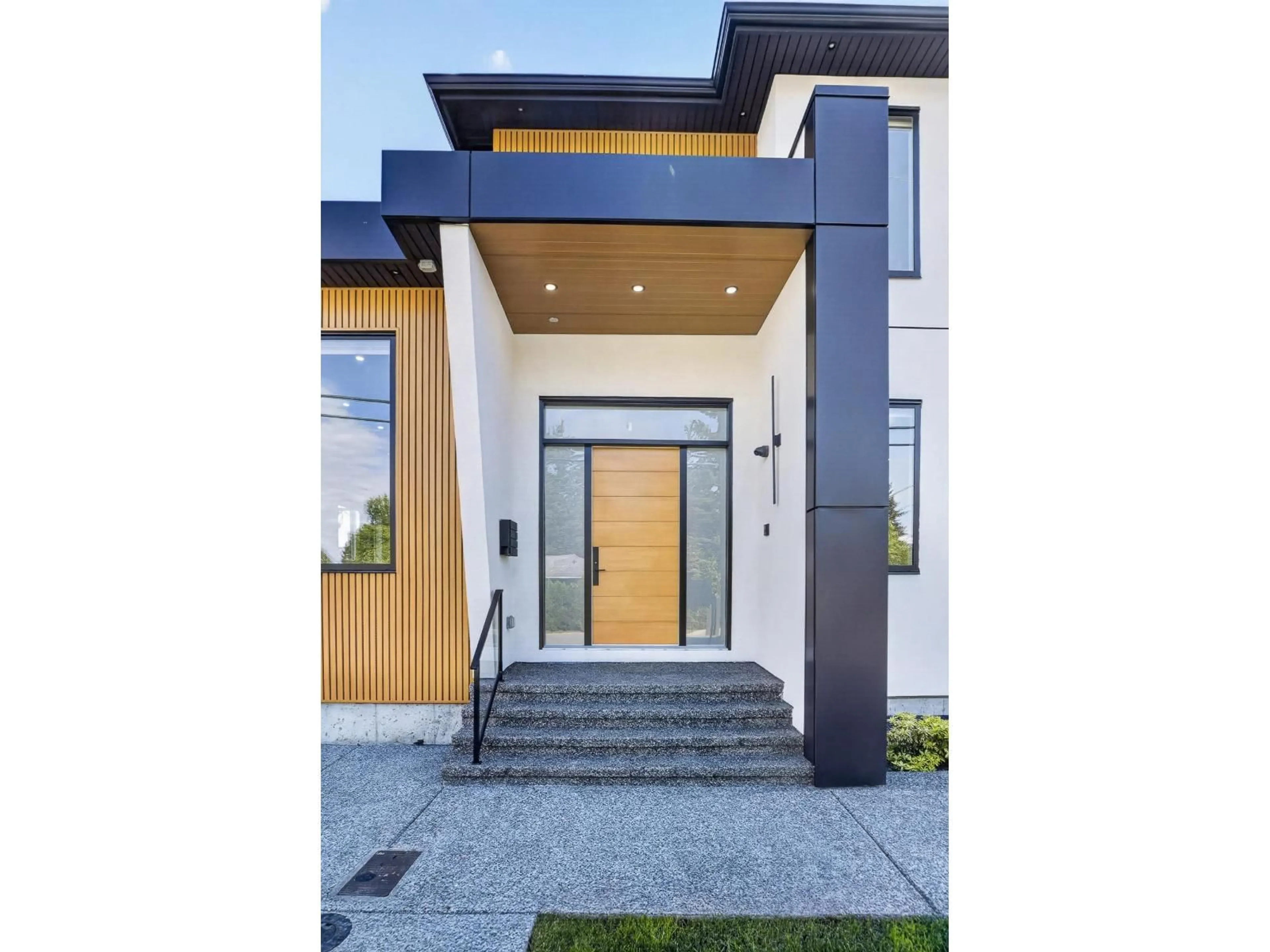 Indoor entryway for 10925 ORIOLE DRIVE, Surrey British Columbia V3R5A4