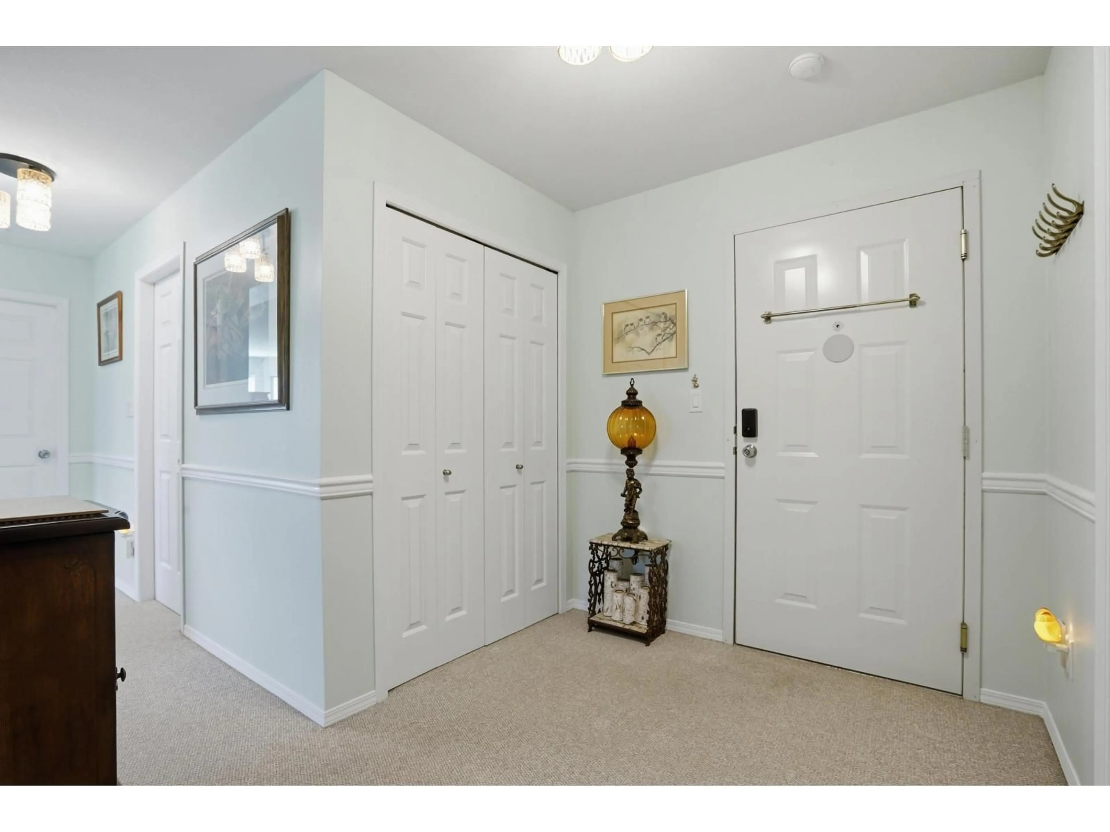 Indoor entryway for 304 - 46966 YALE ROAD, Chilliwack British Columbia V2P2S7