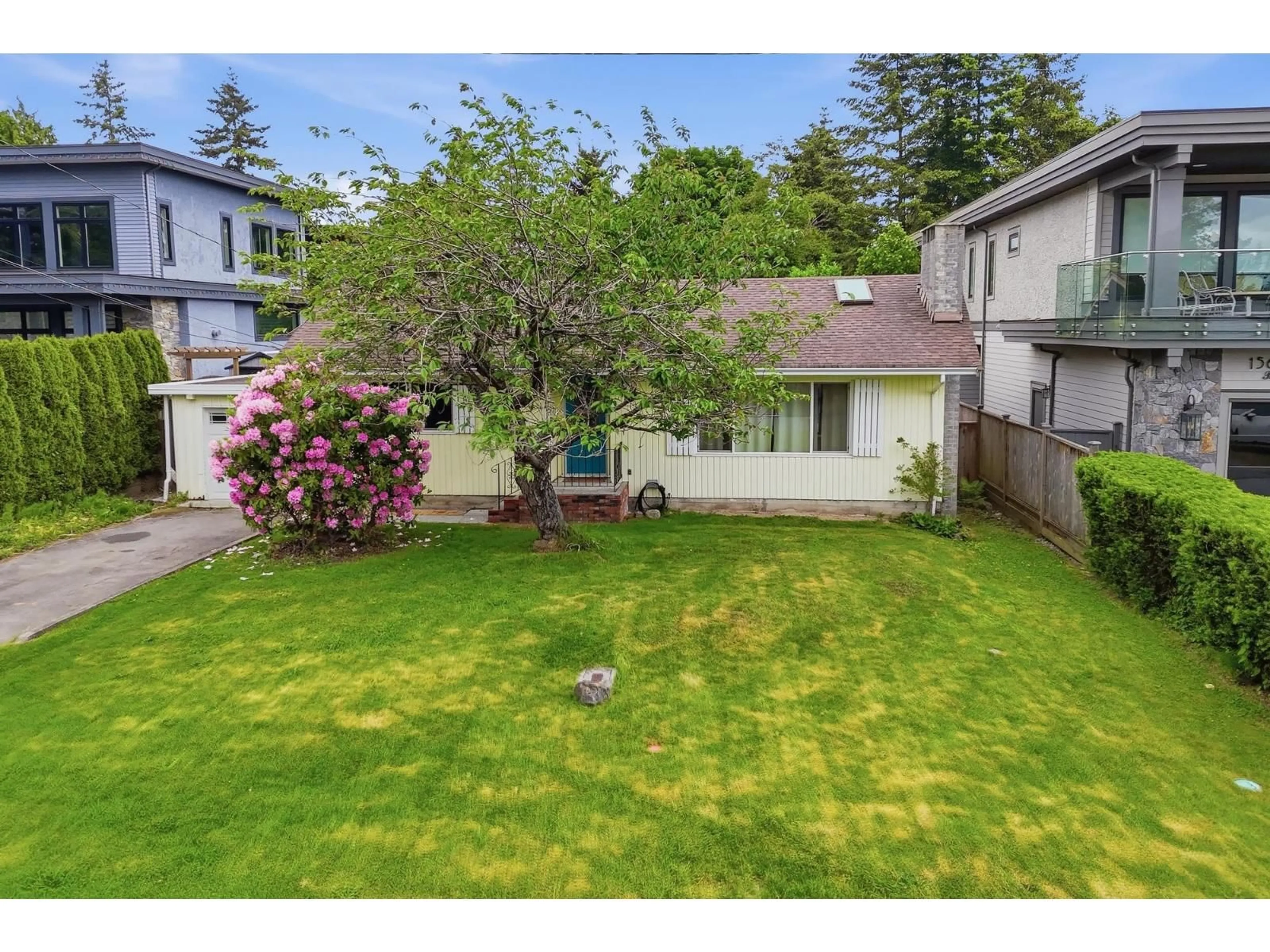 A pic from outside/outdoor area/front of a property/back of a property/a pic from drone, mountain view for 1570 BREARLEY STREET, White Rock British Columbia V3B3M5