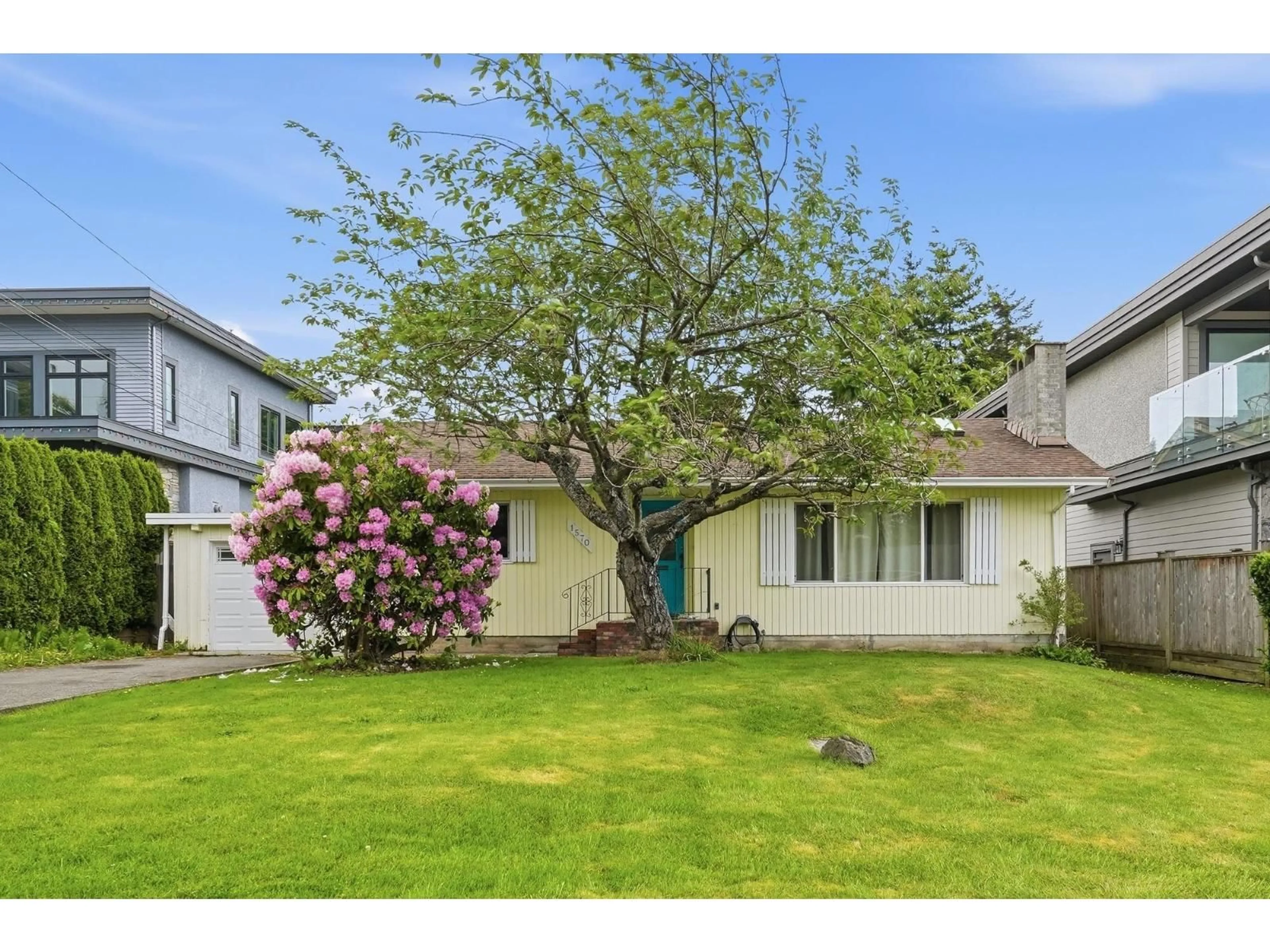 A pic from outside/outdoor area/front of a property/back of a property/a pic from drone, street for 1570 BREARLEY STREET, White Rock British Columbia V3B3M5