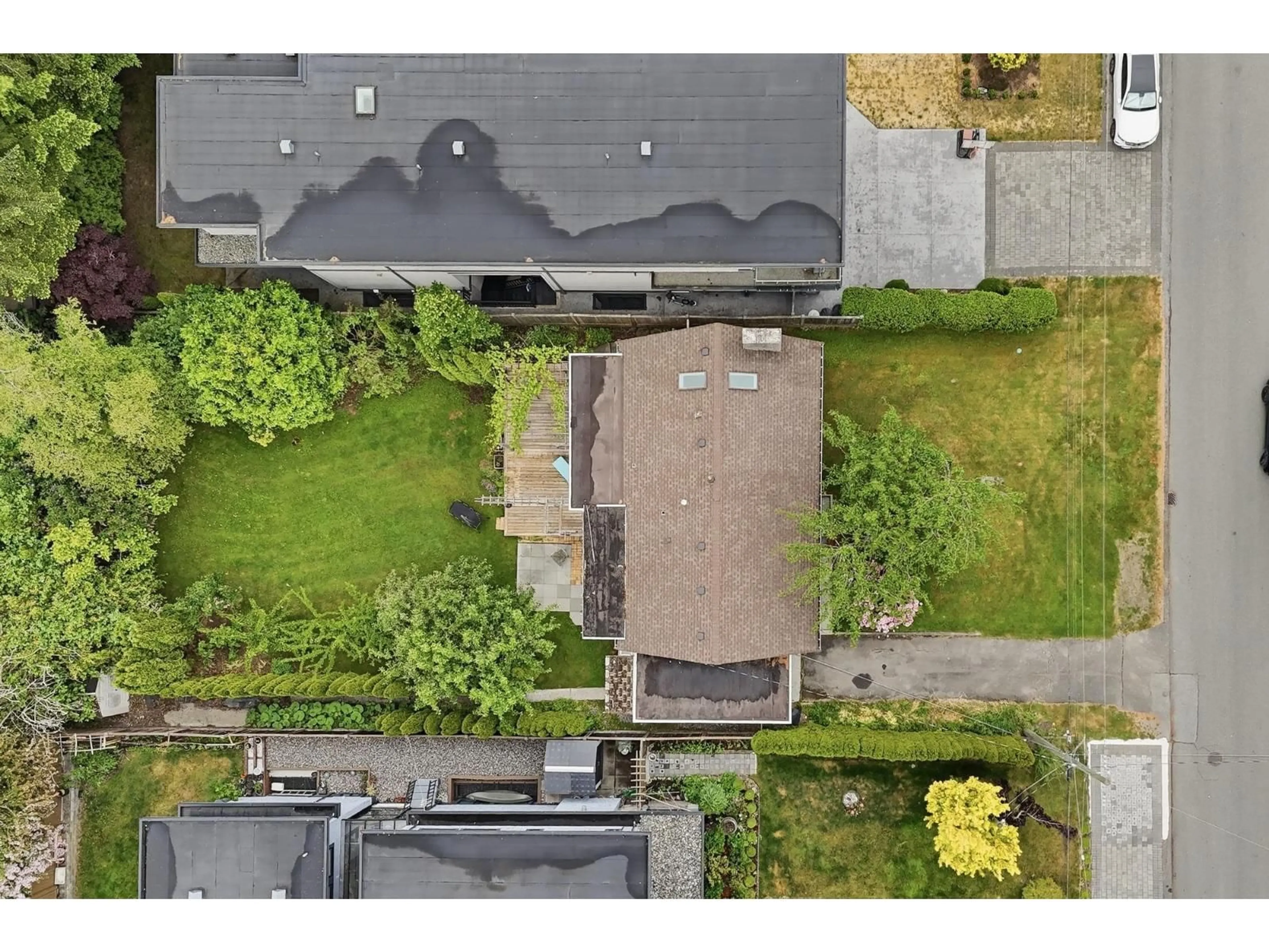 A pic from outside/outdoor area/front of a property/back of a property/a pic from drone, street for 1570 BREARLEY STREET, White Rock British Columbia V3B3M5