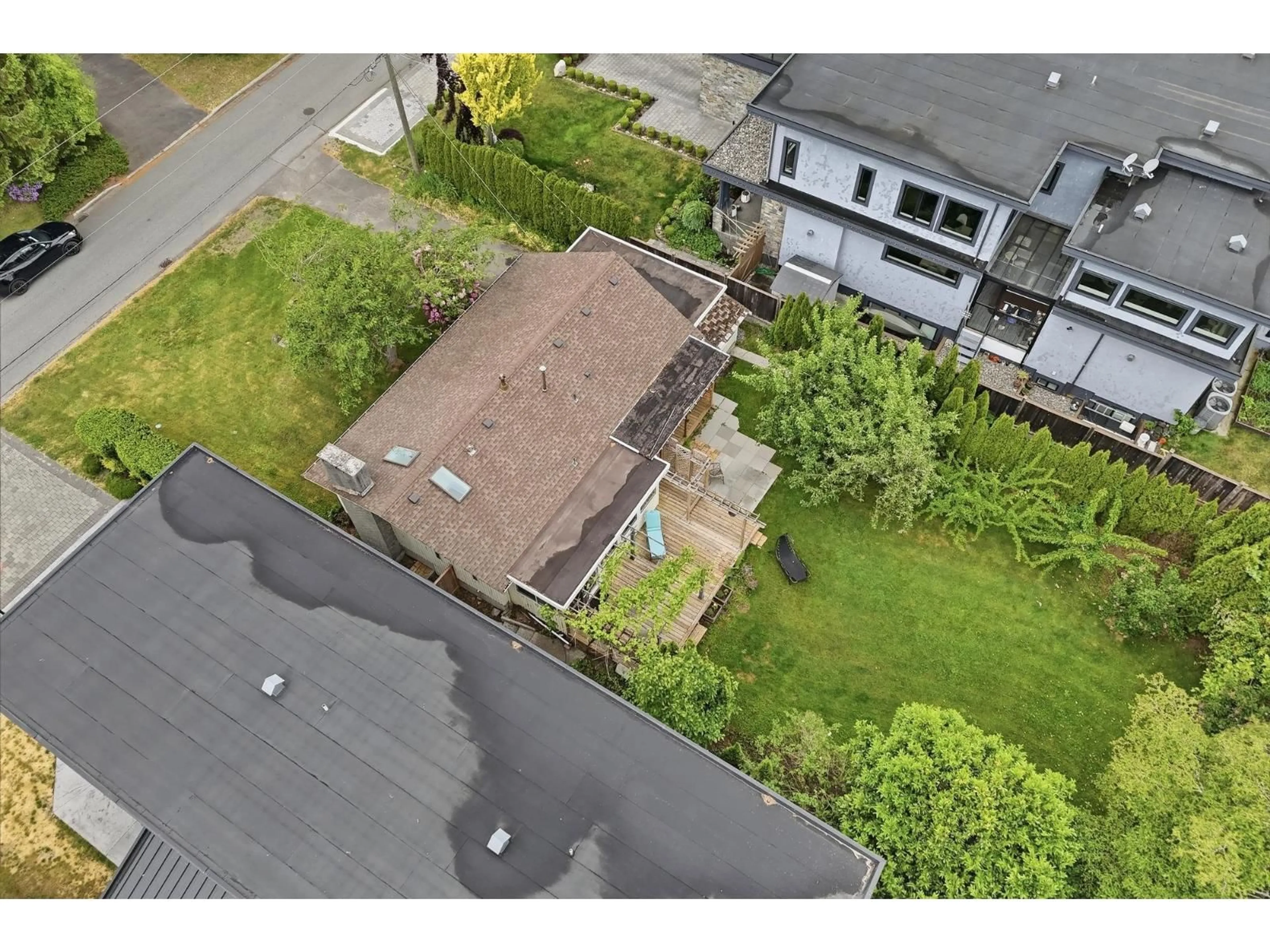 A pic from outside/outdoor area/front of a property/back of a property/a pic from drone, street for 1570 BREARLEY STREET, White Rock British Columbia V3B3M5