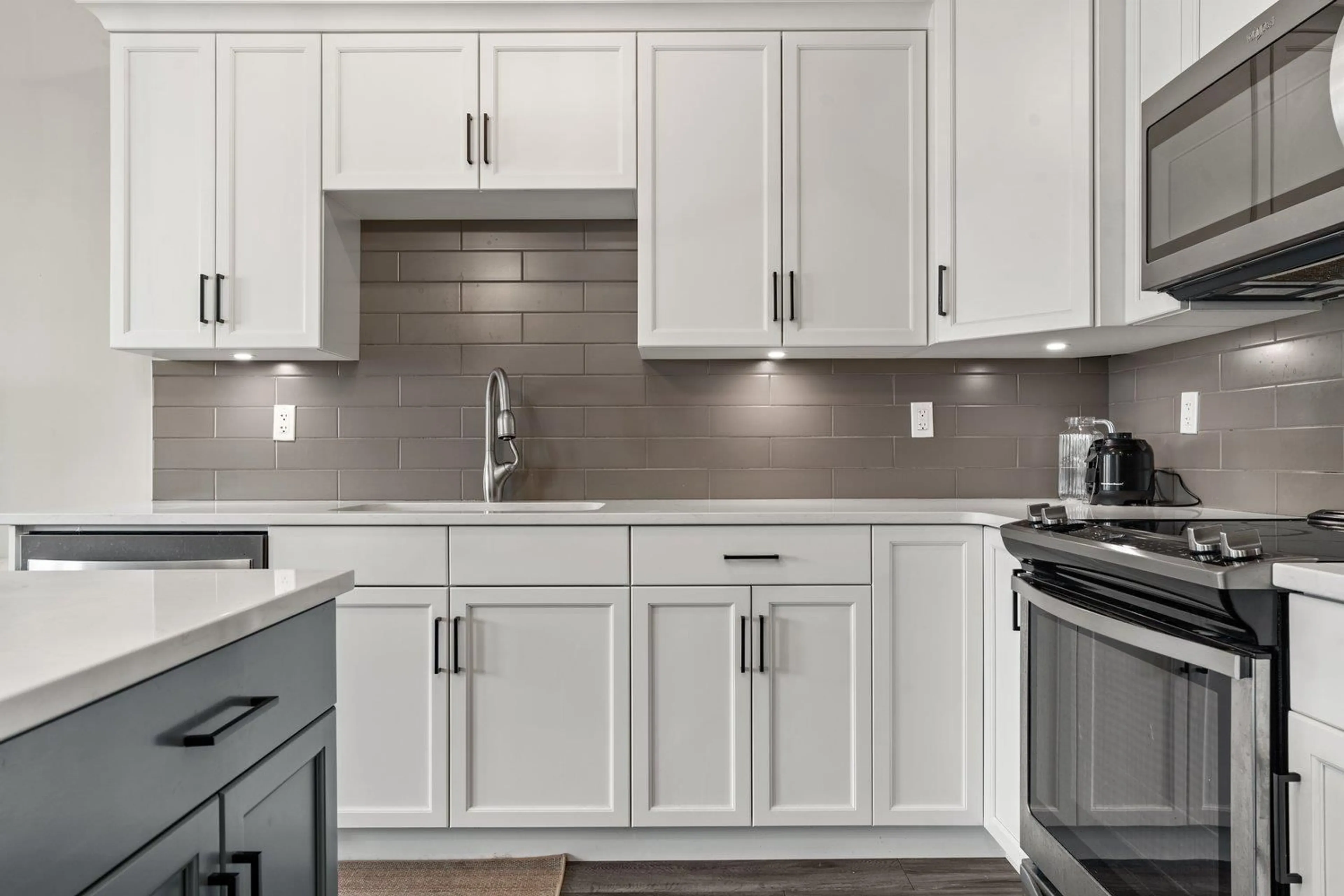 Open concept kitchen, ceramic/tile floor for 302 - 45761 STEVENSON ROAD, Chilliwack British Columbia V2R0Y7
