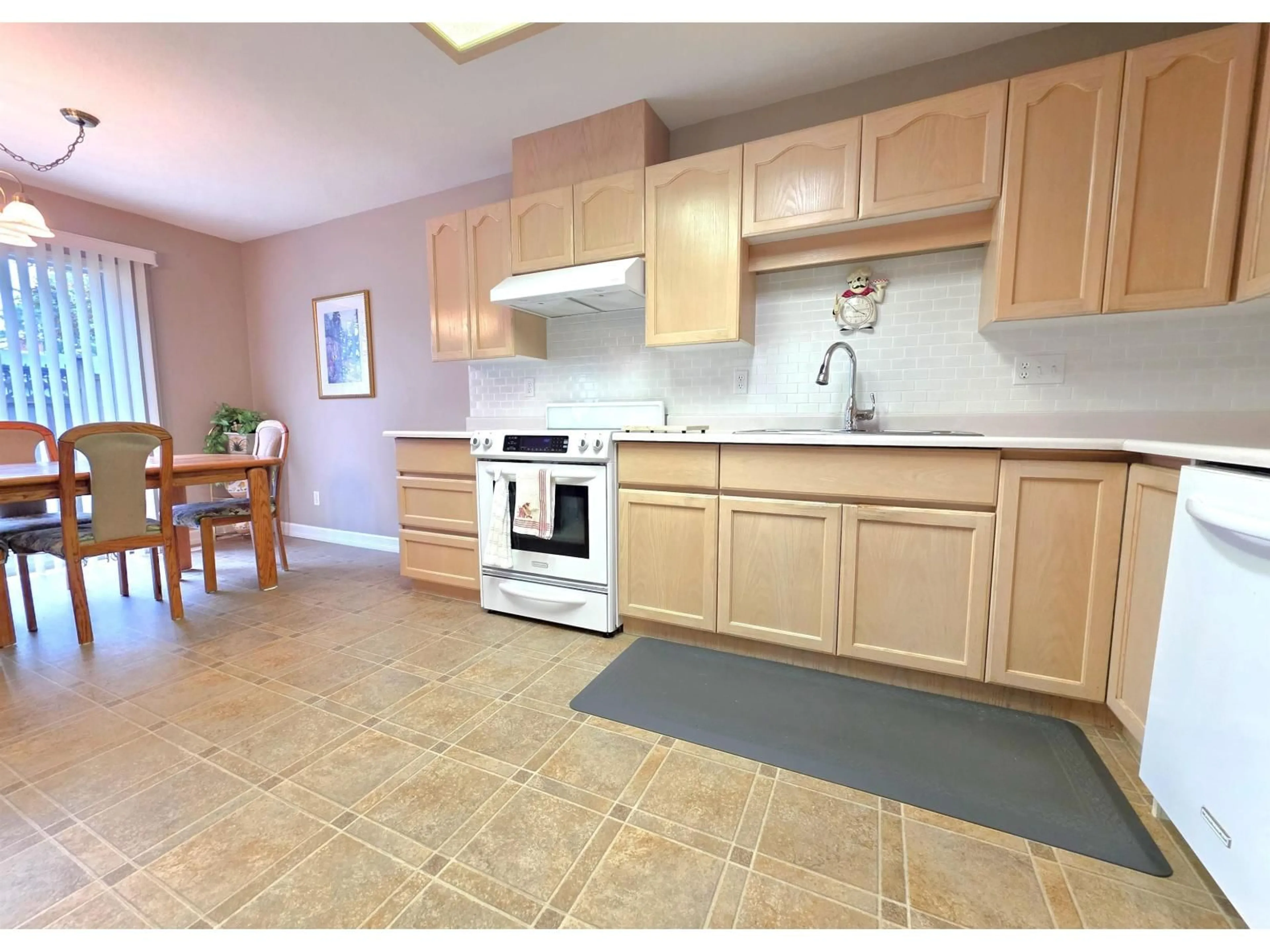 Standard kitchen, unknown for 3 - 8567 164 STREET, Surrey British Columbia V4N3K4