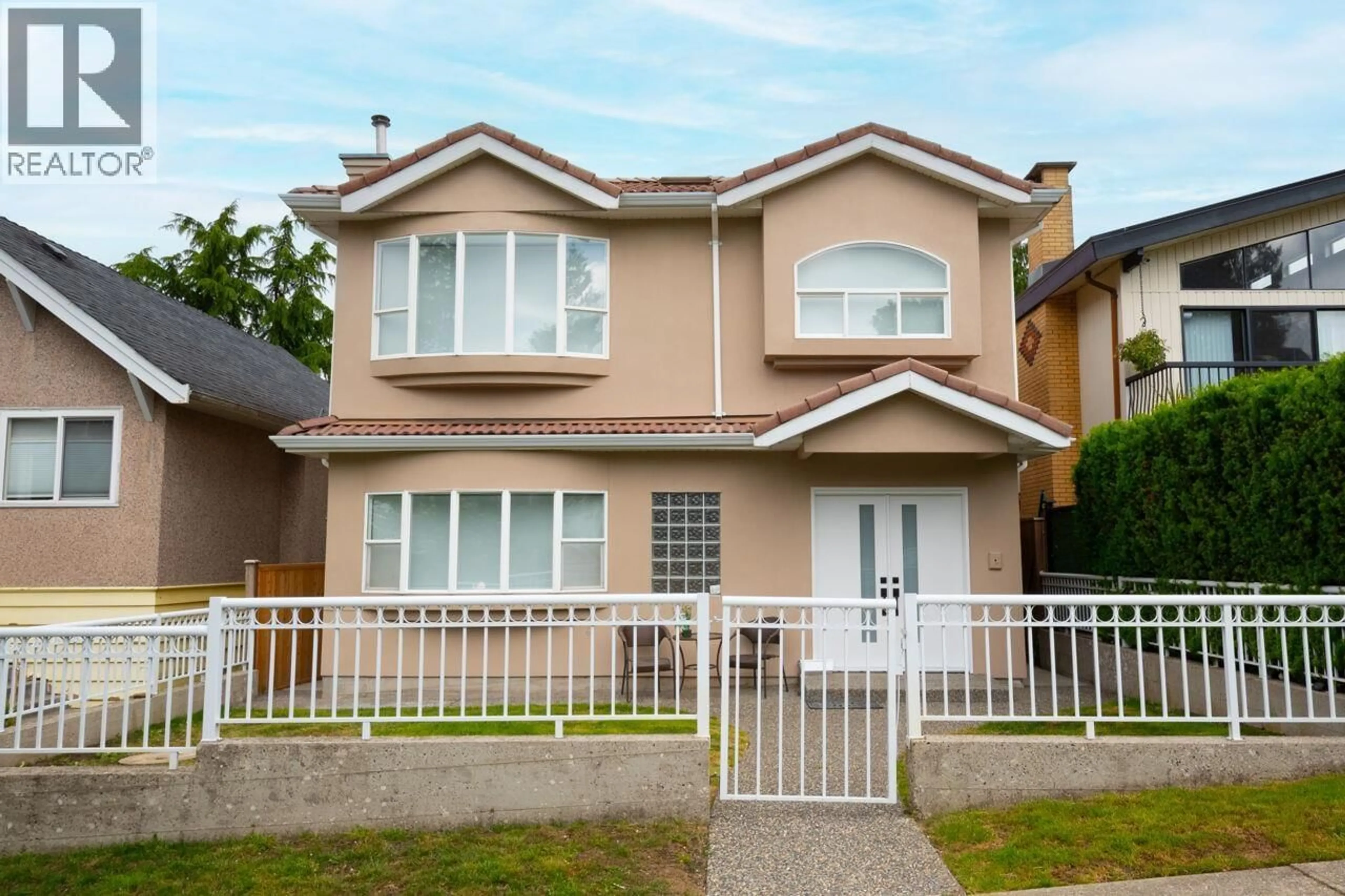 Unknown for 827 32ND AVENUE, Vancouver British Columbia V5V2Y7