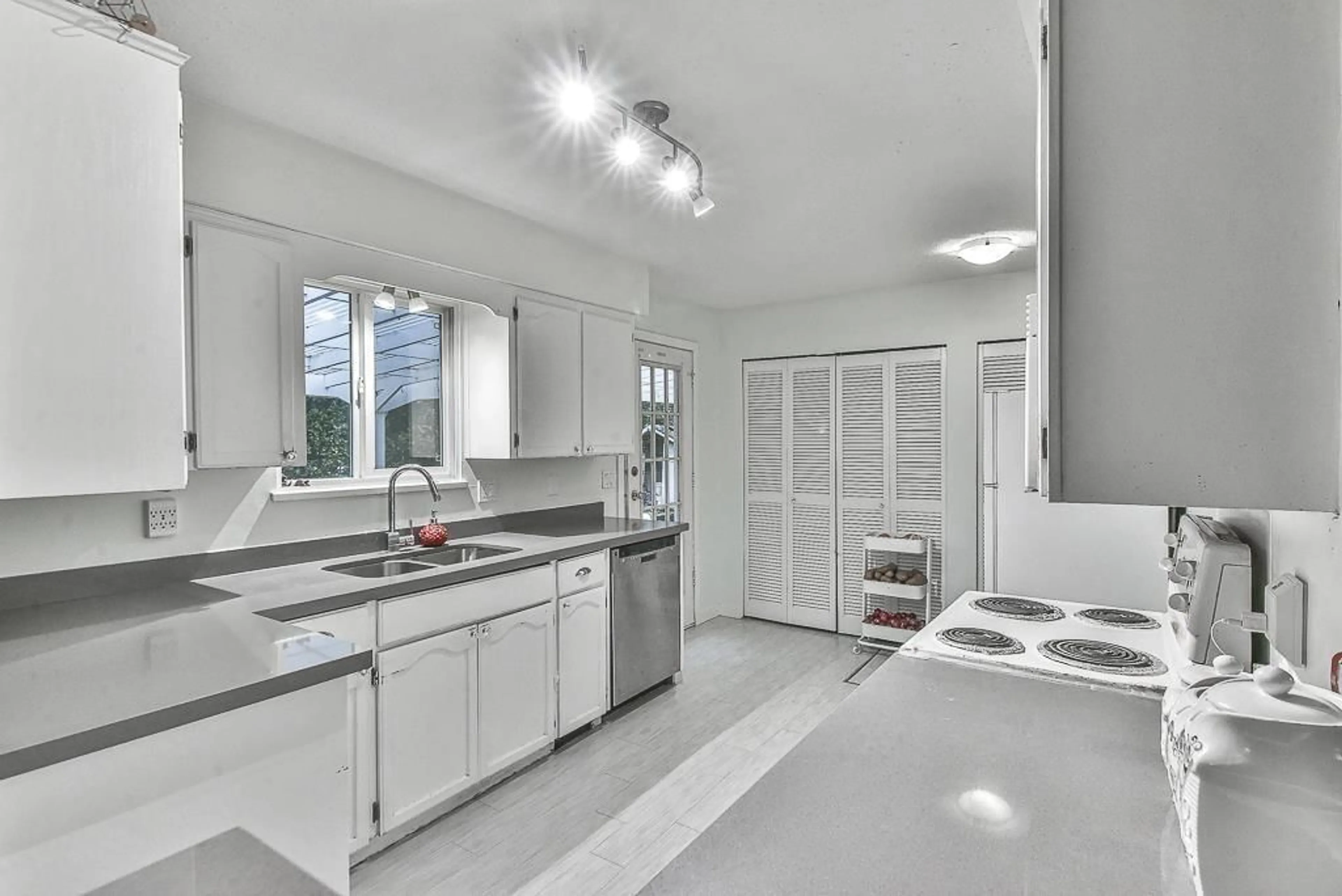 Open concept kitchen, ceramic/tile floor for 23740 FRASER HIGHWAY, Langley British Columbia V2Z2K8