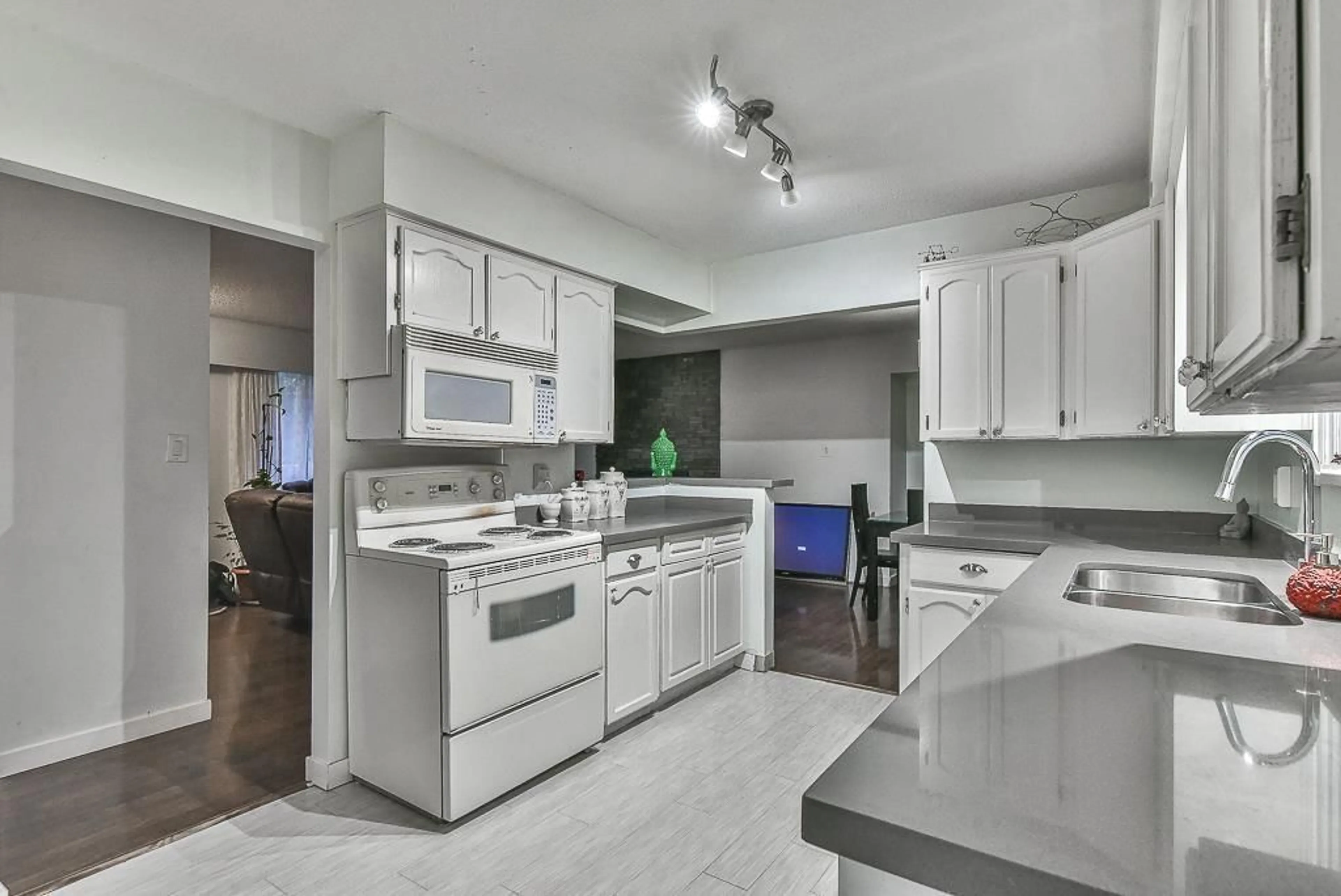 Open concept kitchen, ceramic/tile floor for 23740 FRASER HIGHWAY, Langley British Columbia V2Z2K8