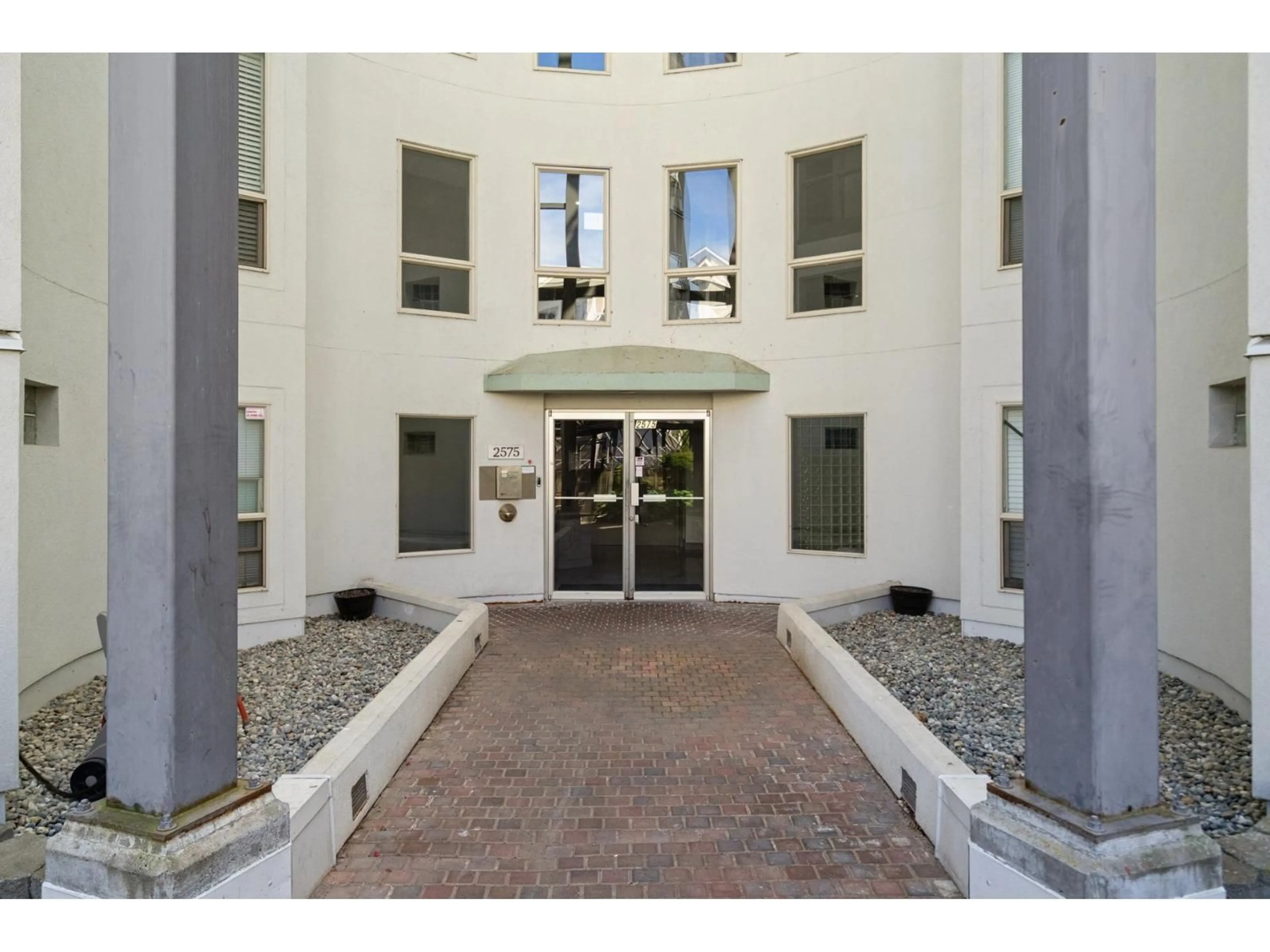 Indoor foyer for 311 - 2575 WARE STREET, Abbotsford British Columbia V2S3E2