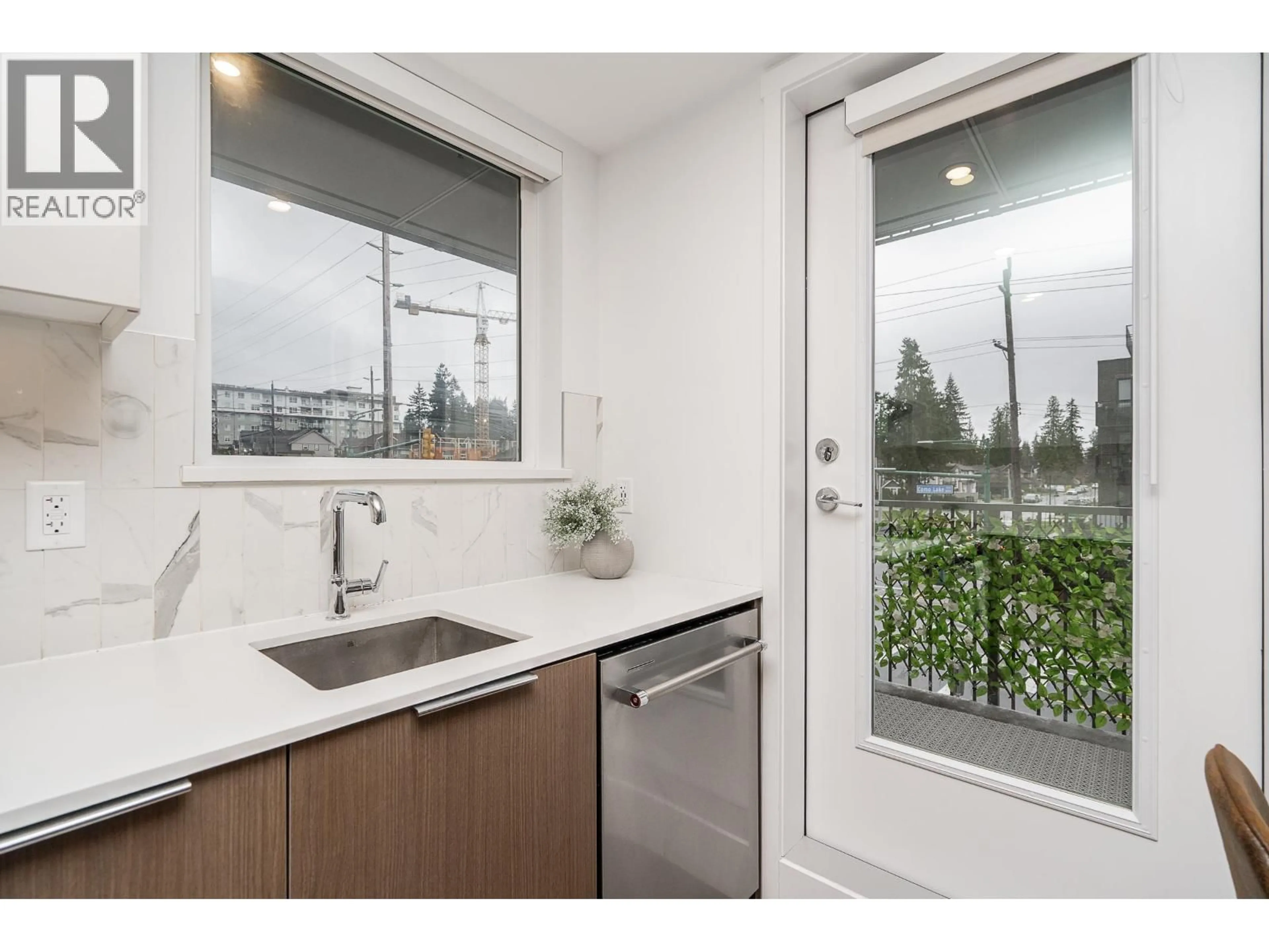 Standard kitchen, unknown for 304 - 645 COMO LAKE AVENUE, Coquitlam British Columbia V3J0N9