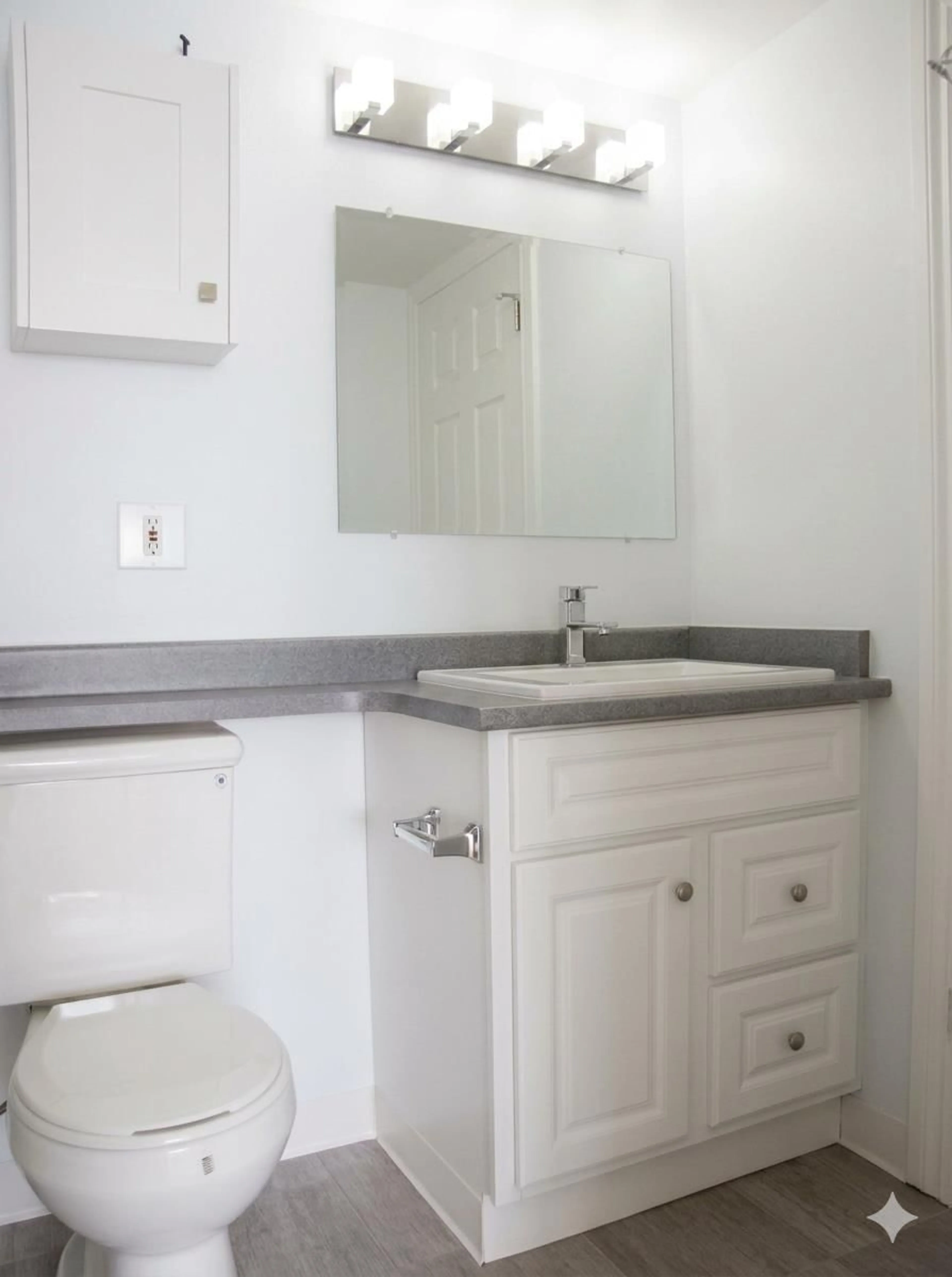 Standard bathroom, unknown for 205 - 1850 SOUTHMERE CRESCENT, Surrey British Columbia V4A6Y6