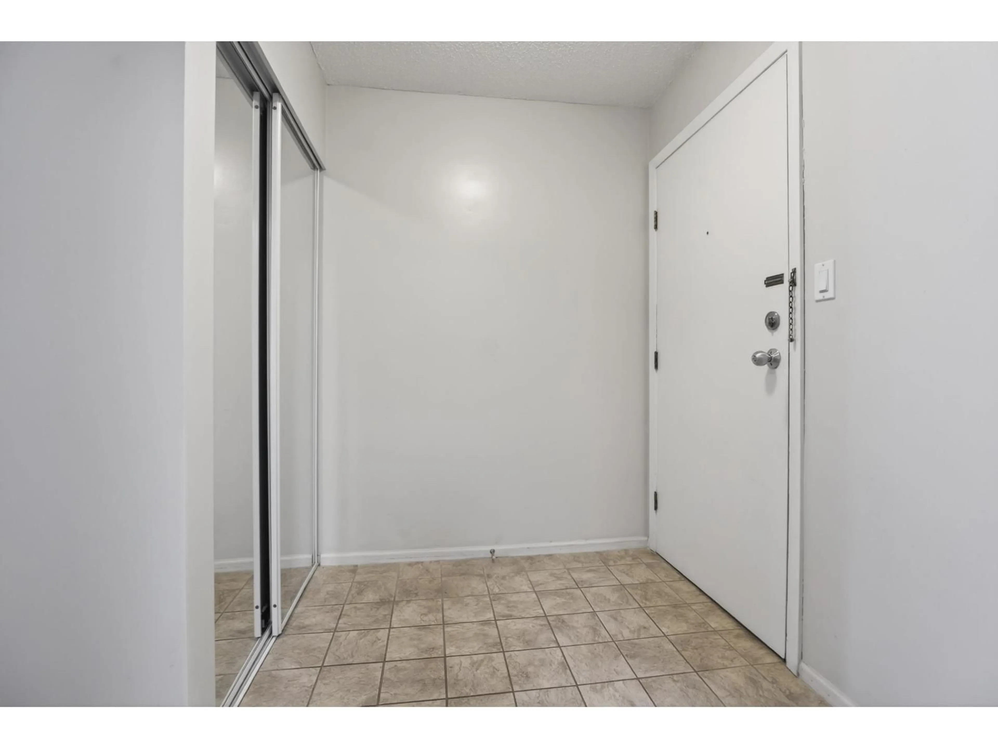 Indoor entryway for 203 - 1410 BLACKWOOD STREET, White Rock British Columbia V4B3V4
