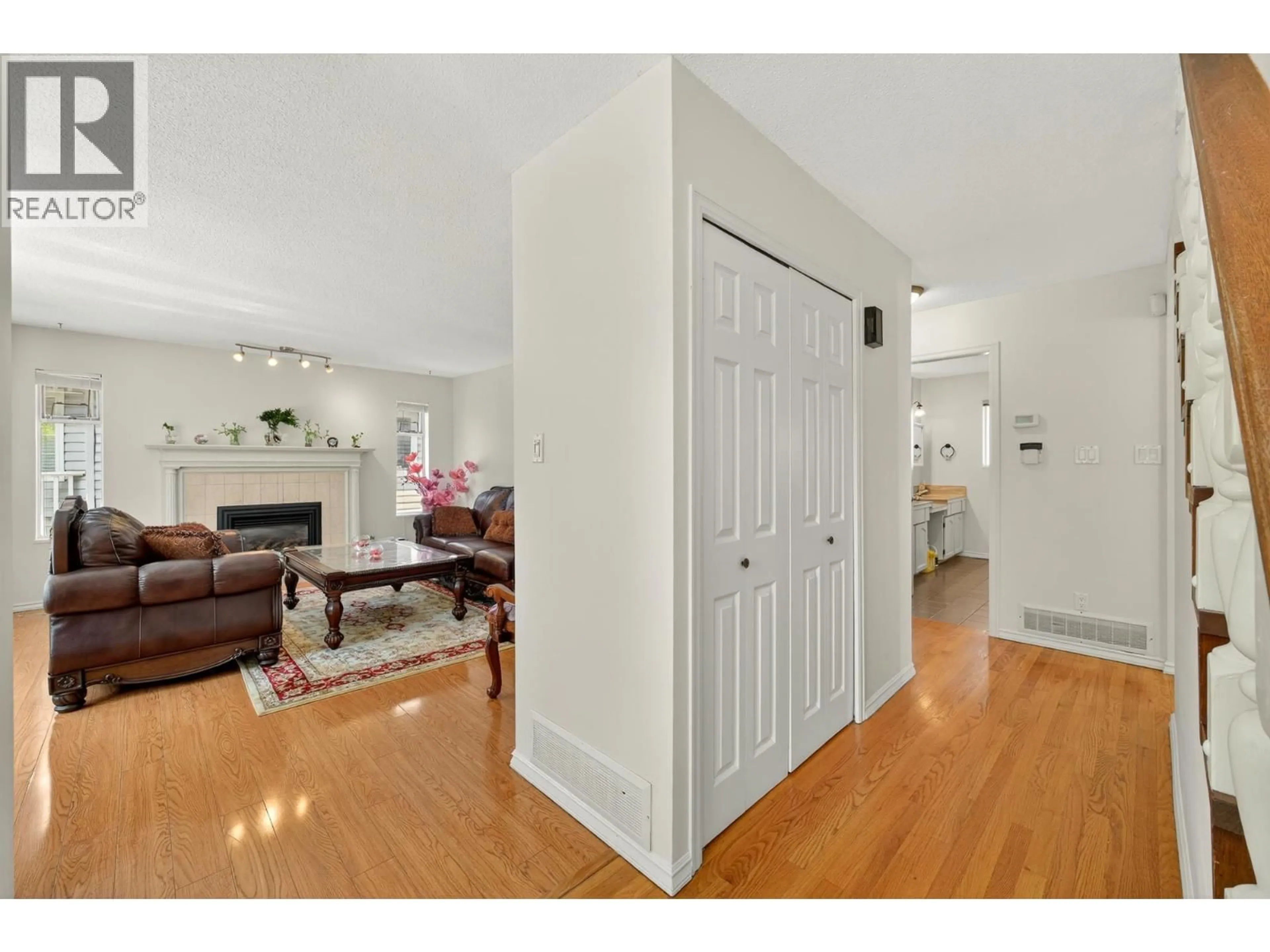 Indoor entryway for 4460 ATLEE AVENUE, Burnaby British Columbia V5G3R6