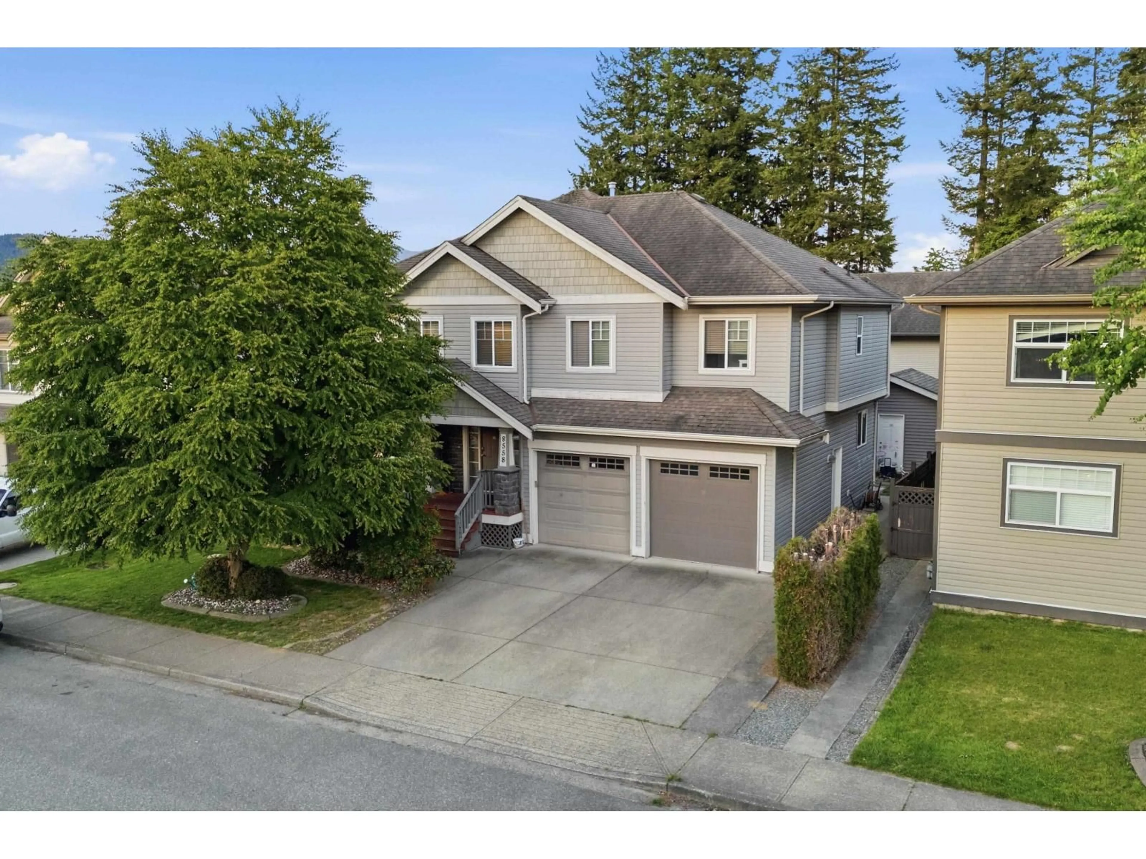 A pic from outside/outdoor area/front of a property/back of a property/a pic from drone, street for 8558 FENNEL STREET, Mission British Columbia V2V6V9