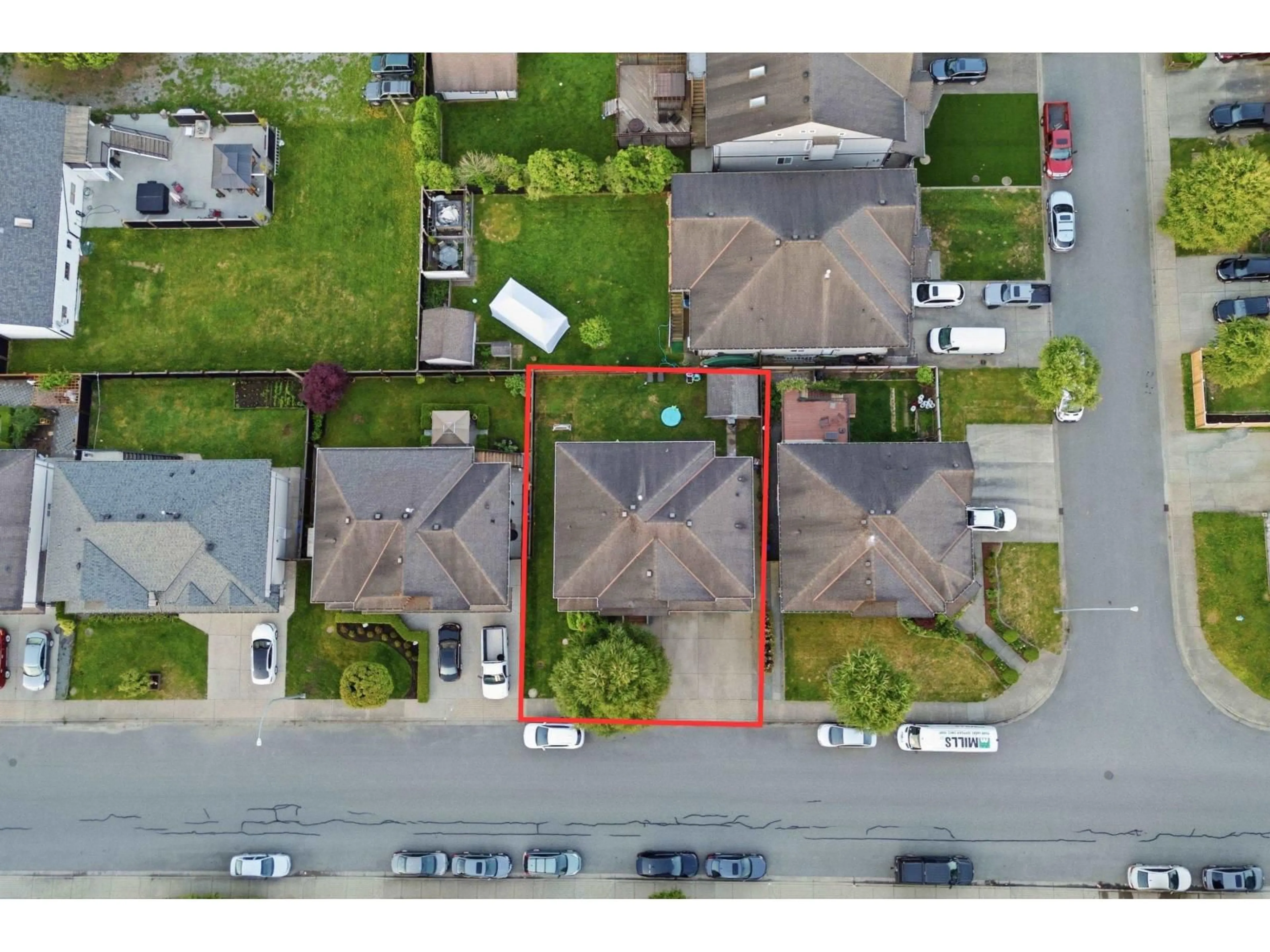 A pic from outside/outdoor area/front of a property/back of a property/a pic from drone, street for 8558 FENNEL STREET, Mission British Columbia V2V6V9