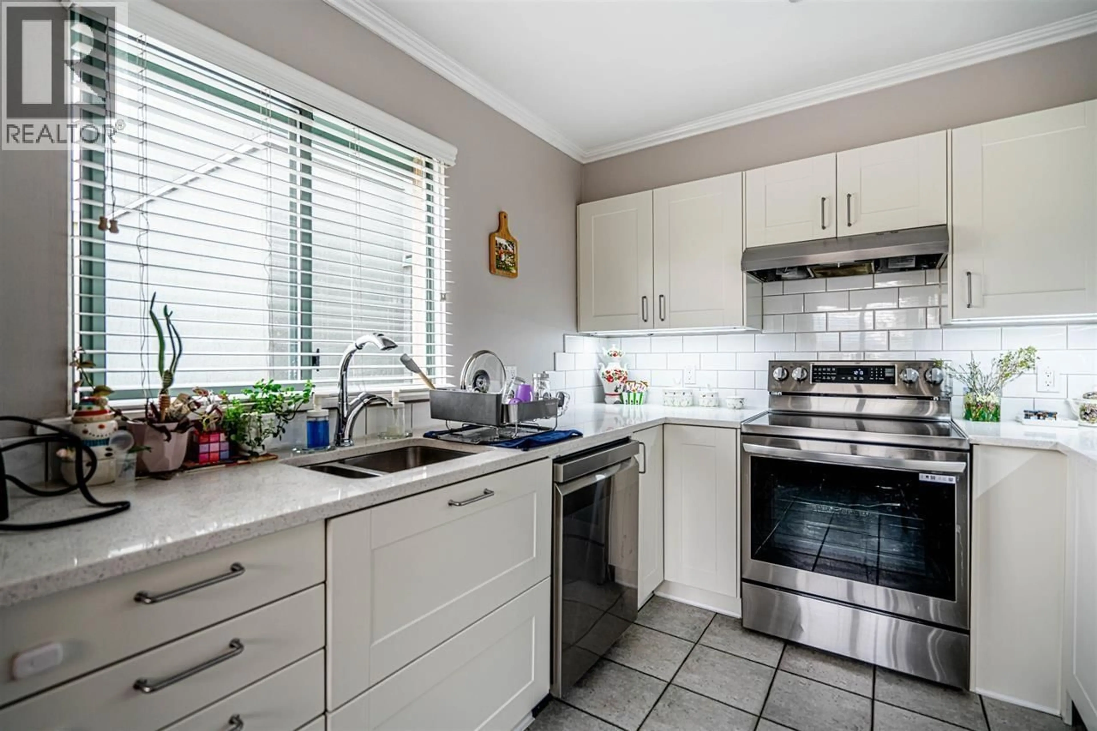 Standard kitchen, unknown for P02 - 223 MOUNTAIN HIGHWAY, North Vancouver British Columbia V7J3V3