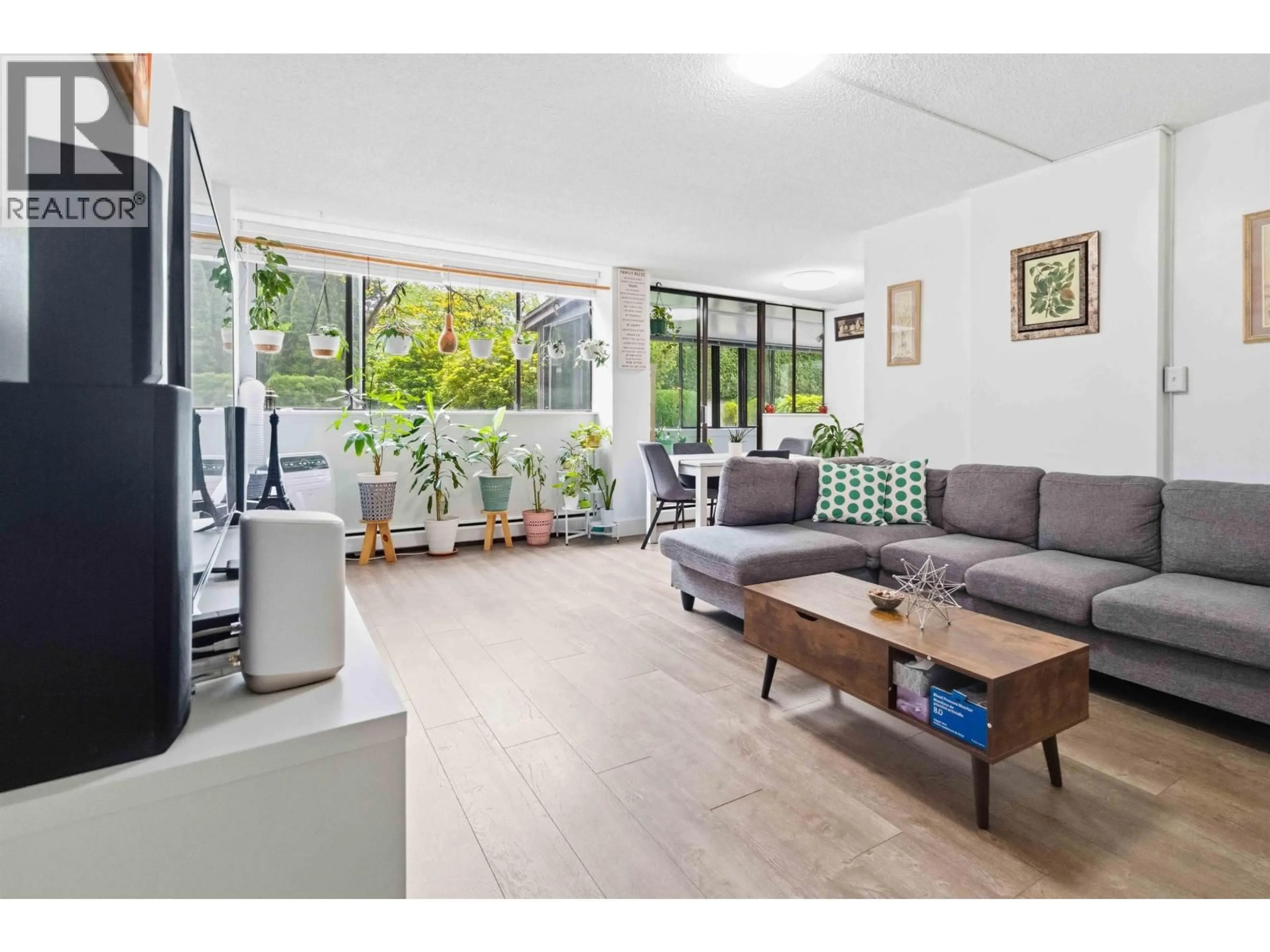 Living room with furniture, unknown for 106 - 620 SEVENTH AVENUE, New Westminster British Columbia V3M5T6