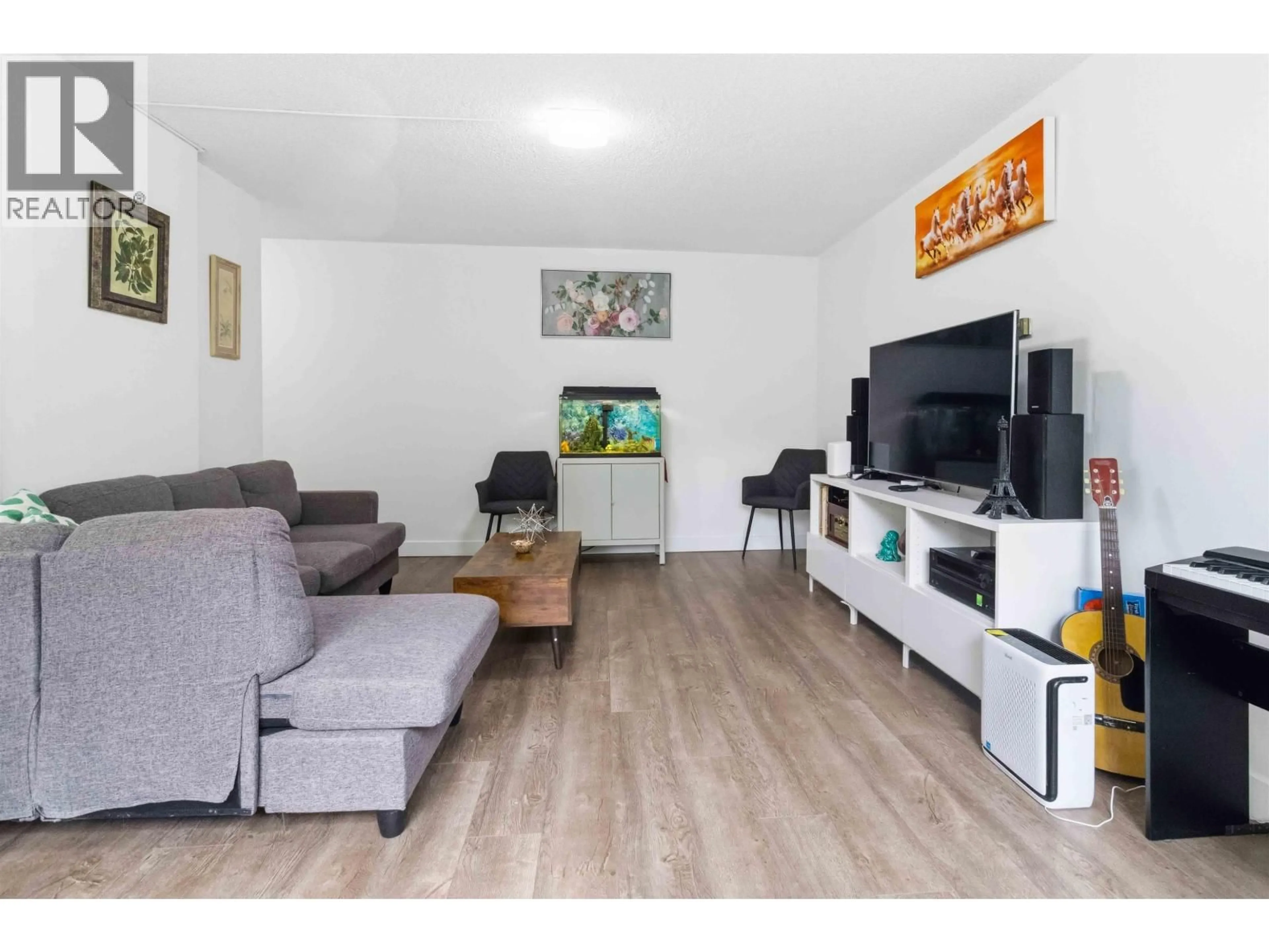 Living room with furniture, wood/laminate floor for 106 - 620 SEVENTH AVENUE, New Westminster British Columbia V3M5T6