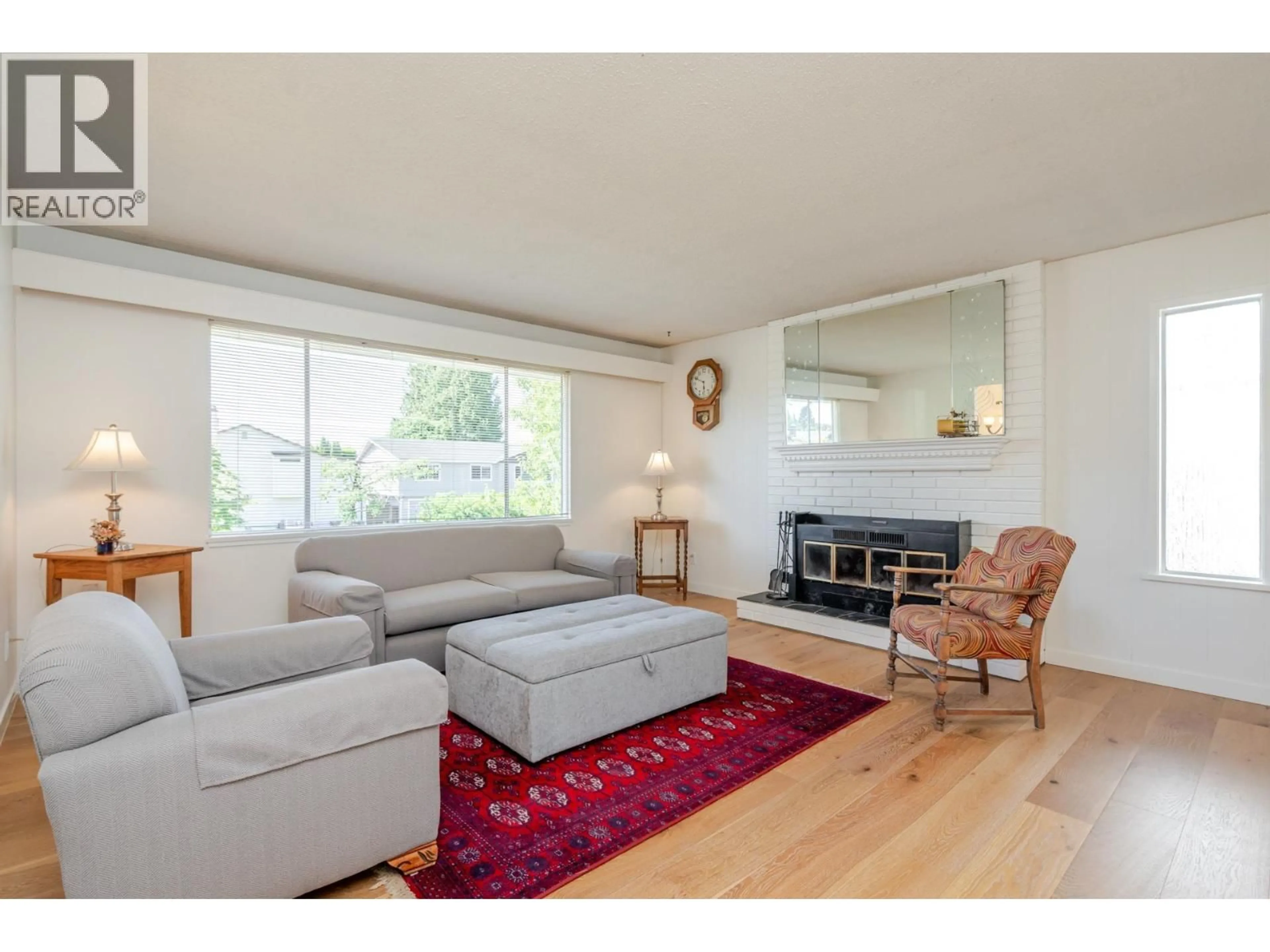 Living room with furniture, wood/laminate floor for 5489 MAPLE CRESCENT, Delta British Columbia V4K1G3