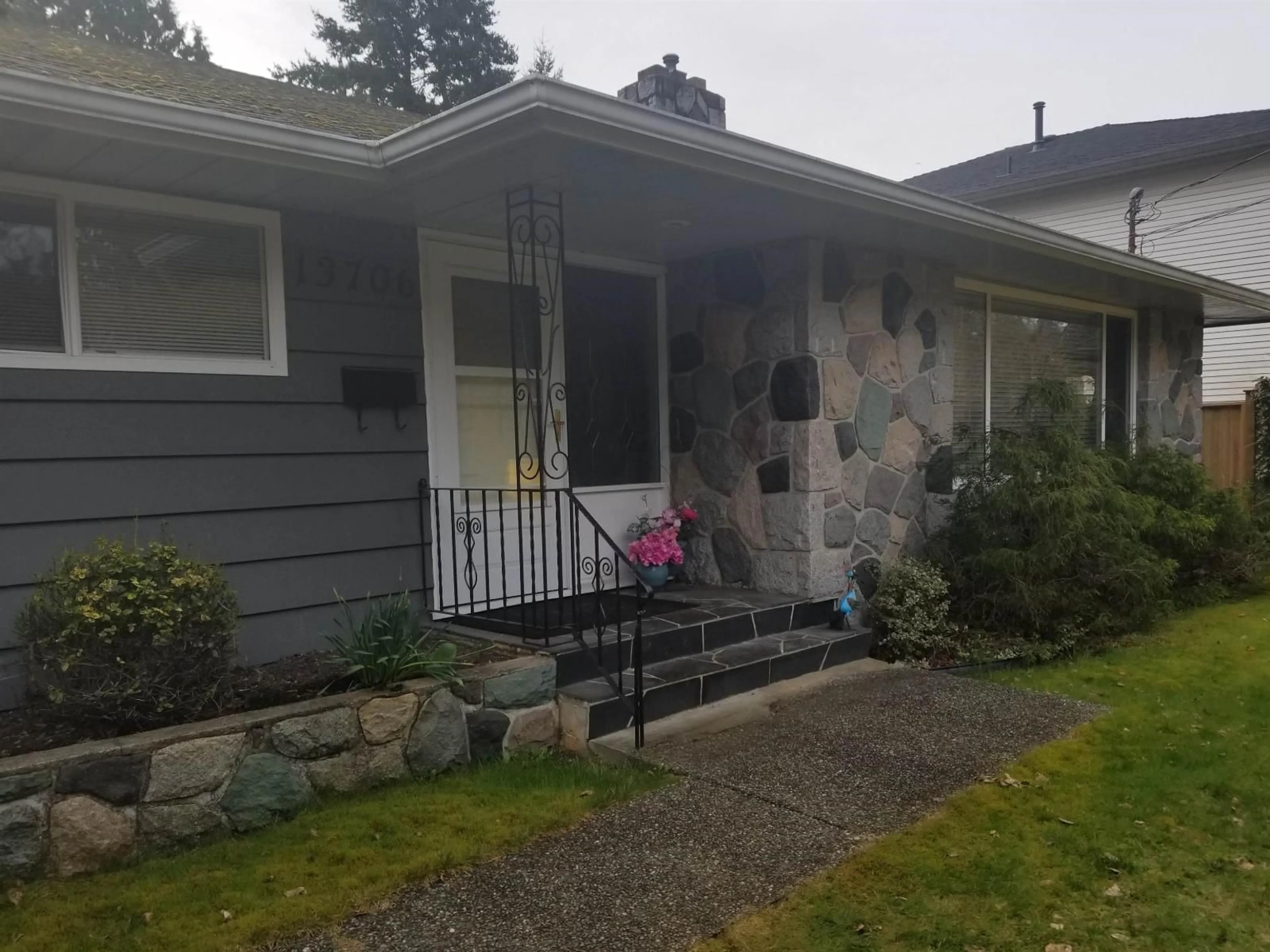 Home with vinyl exterior material, street for 13706 NORTH BLUFF ROAD, White Rock British Columbia V4B3B9