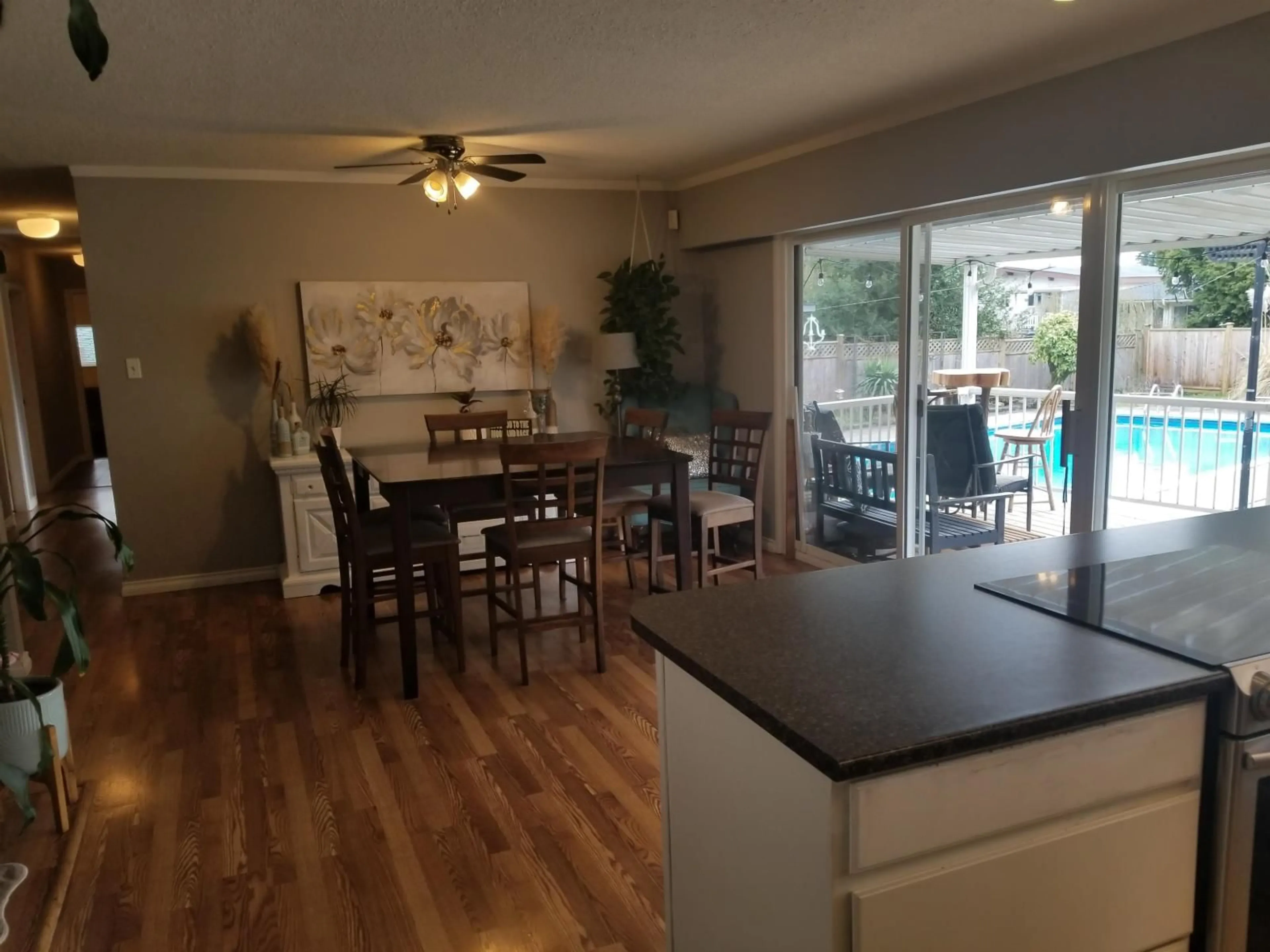 Open concept kitchen, wood/laminate floor for 13706 NORTH BLUFF ROAD, White Rock British Columbia V4B3B9