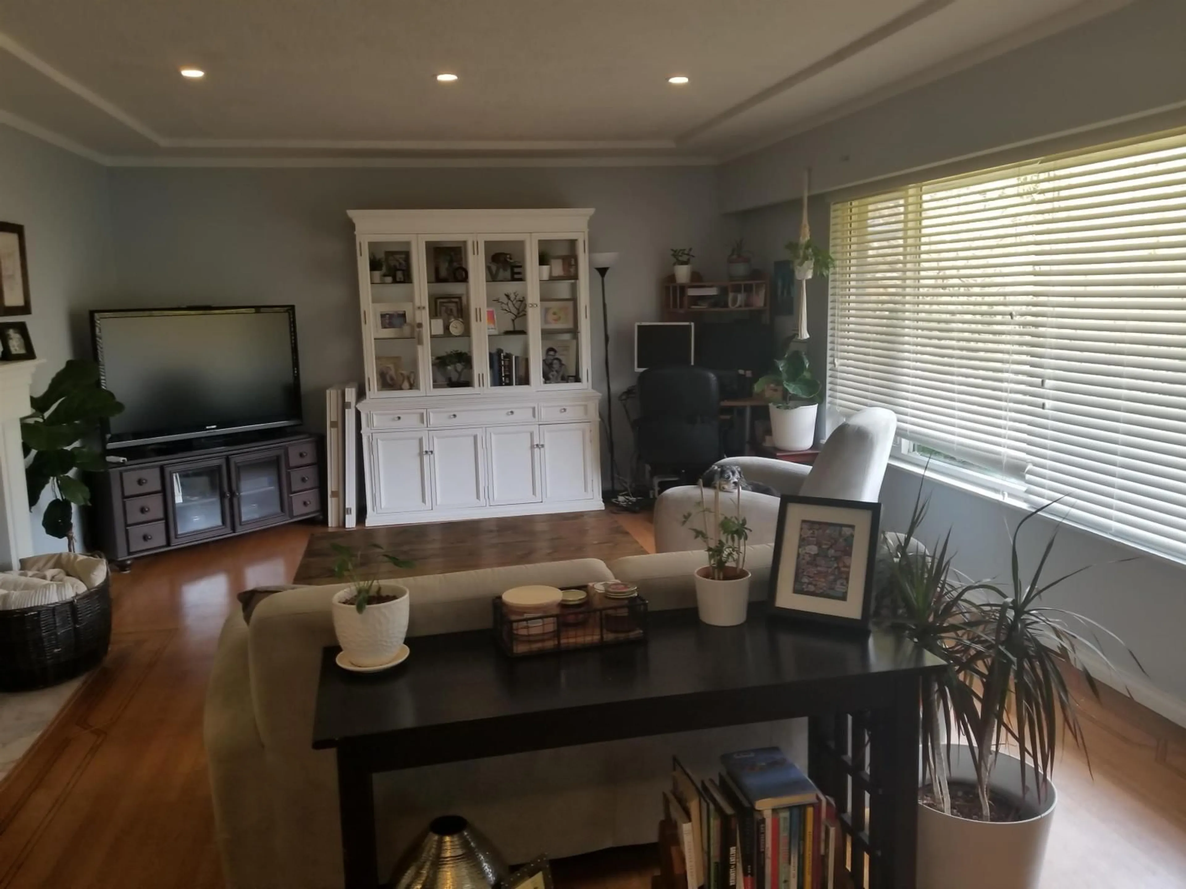 Living room with furniture, wood/laminate floor for 13706 NORTH BLUFF ROAD, White Rock British Columbia V4B3B9
