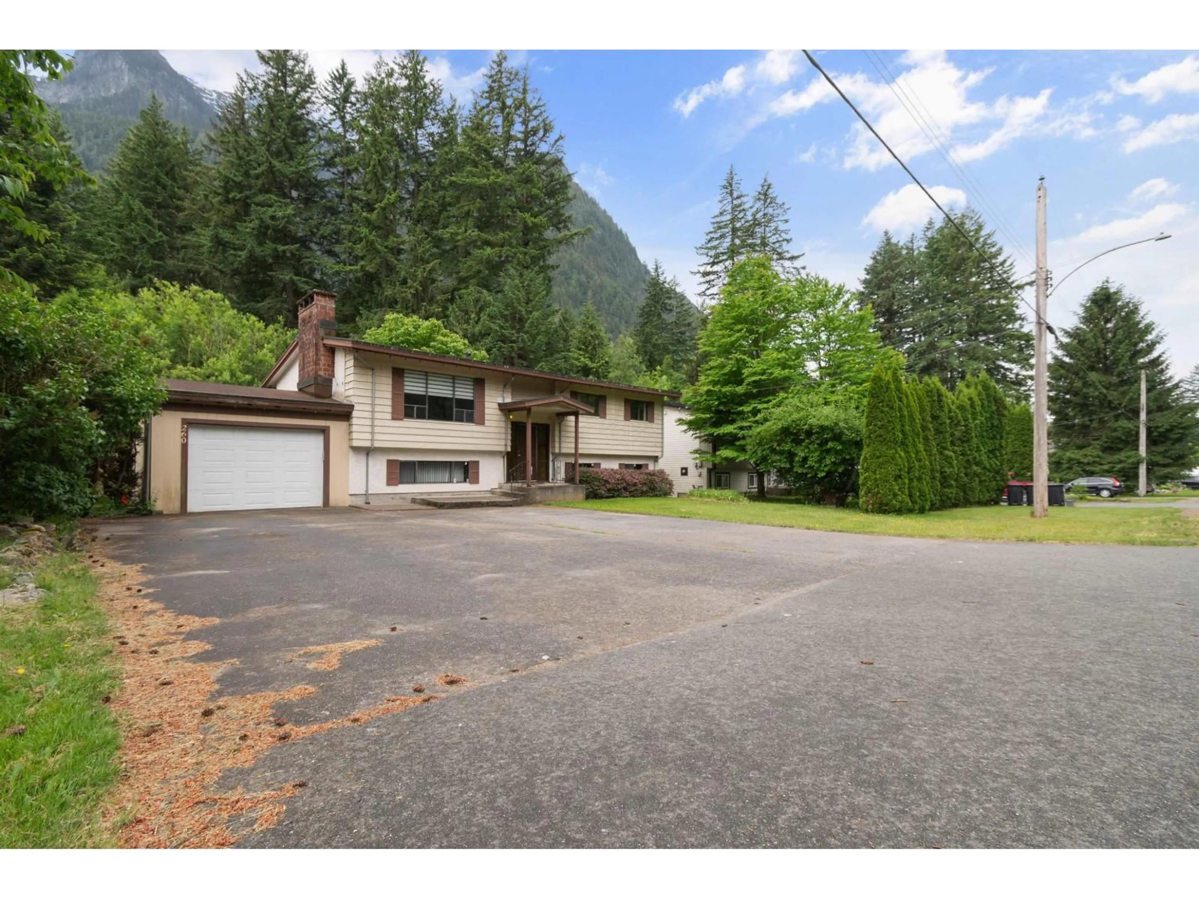 A pic from outside/outdoor area/front of a property/back of a property/a pic from drone, mountain view for 260 ROBERTSON CRESCENT, Hope British Columbia V0X1L4