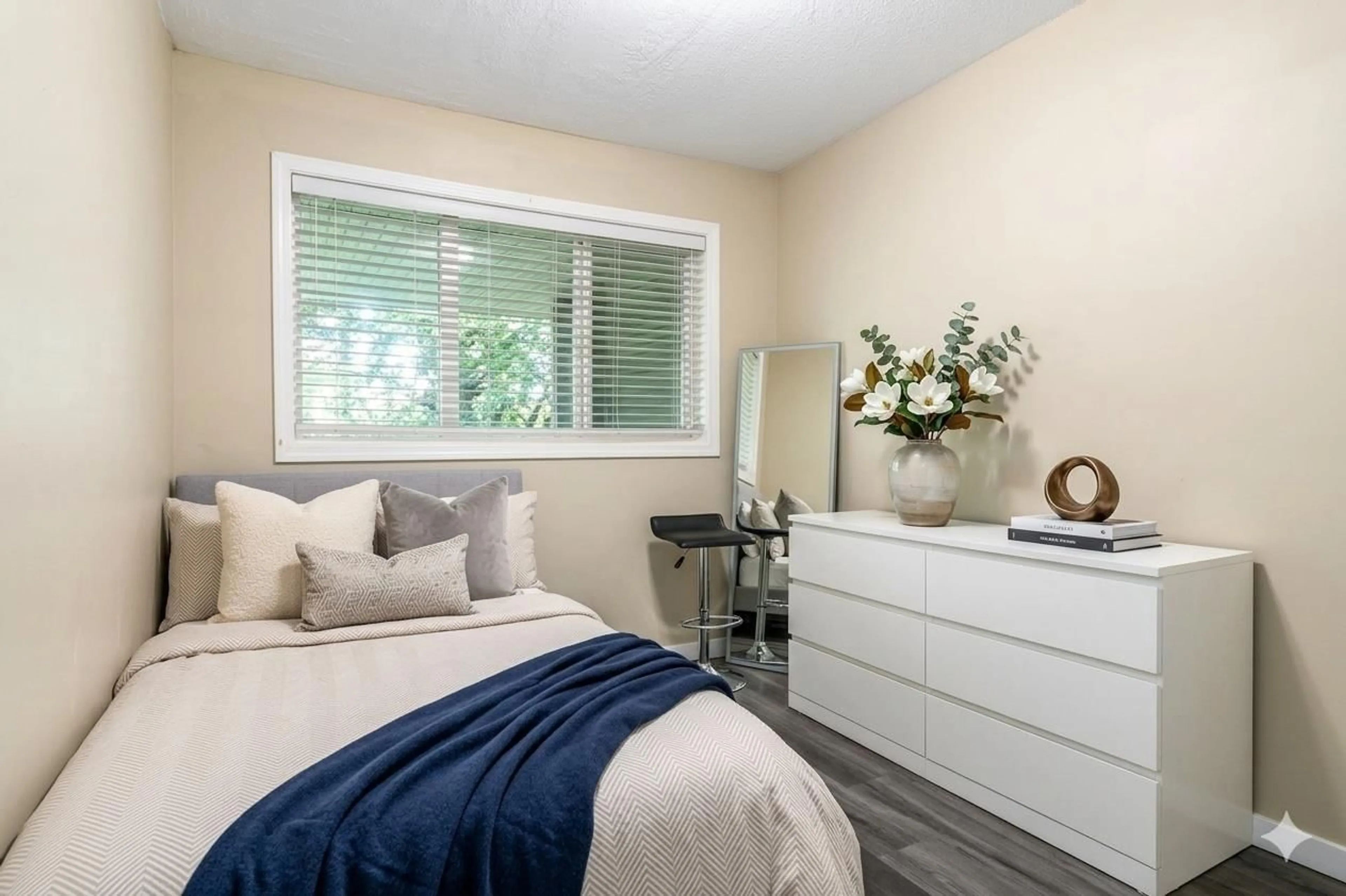 Bedroom with bed, wood/laminate floor for 104 - 2700 MCCALLUM ROAD, Abbotsford British Columbia V2S6X9