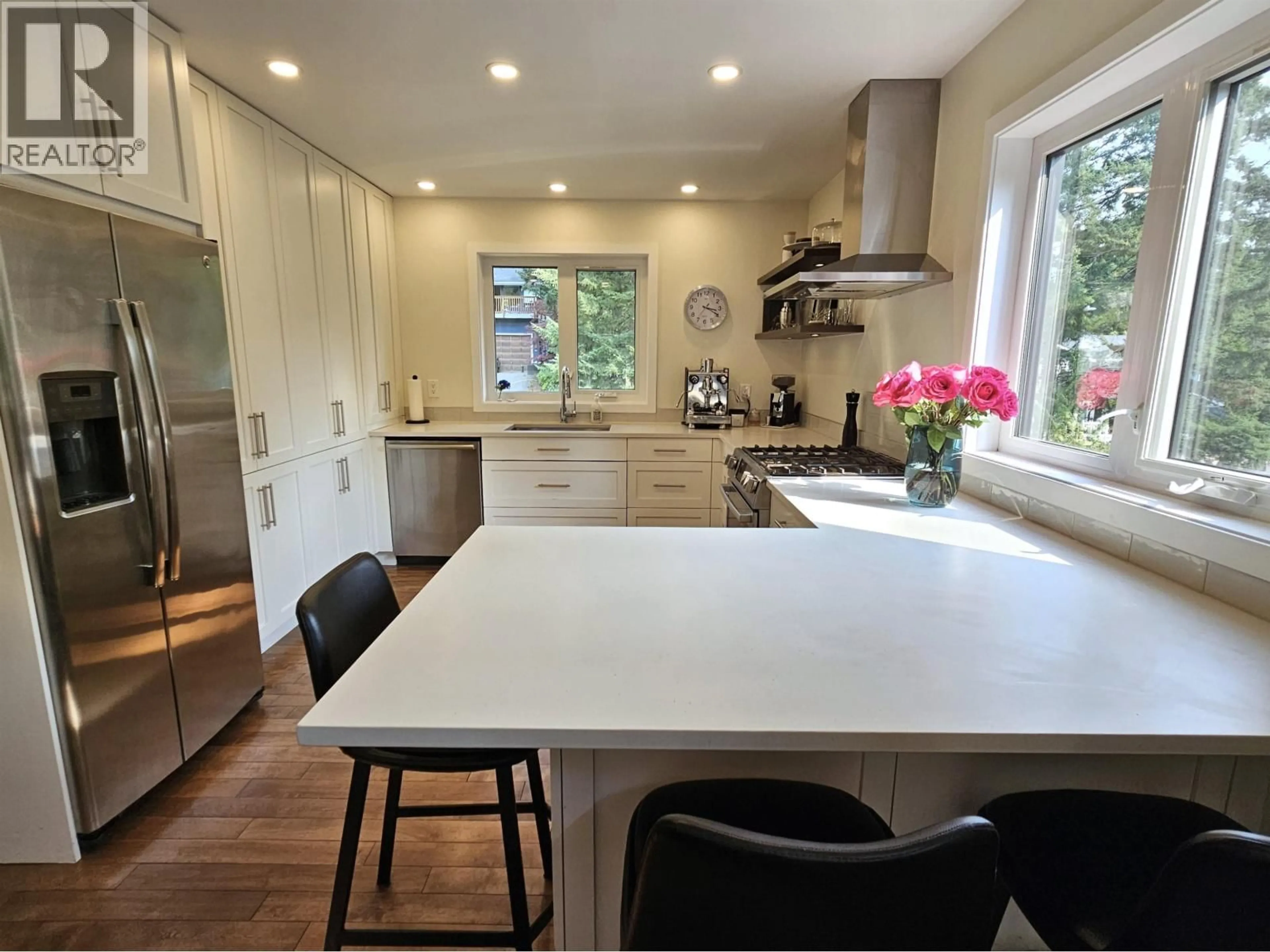 Contemporary kitchen, unknown for 40755 THUNDERBIRD RIDGE, Squamish British Columbia V0N1T0