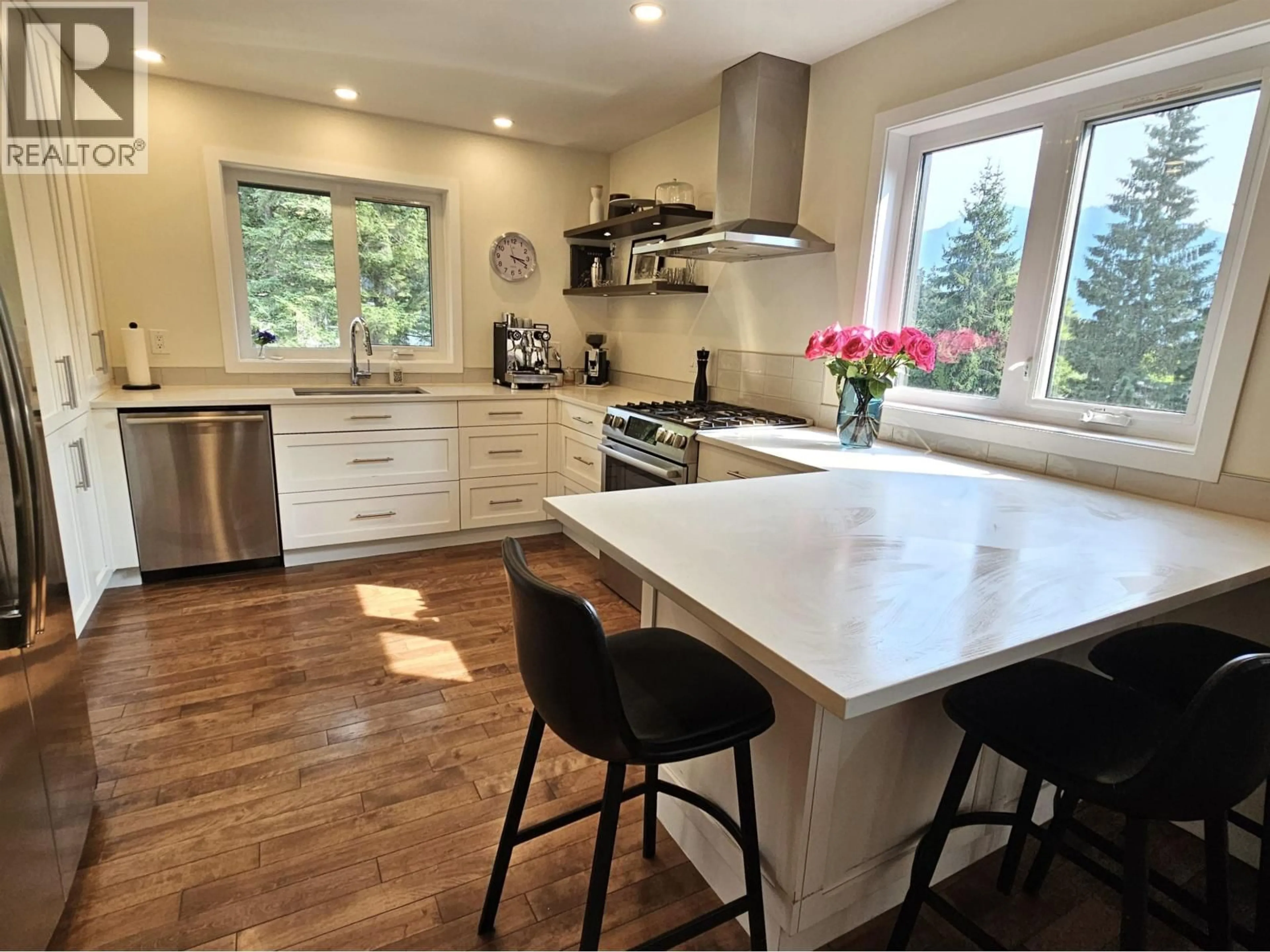 Open concept kitchen, wood/laminate floor for 40755 THUNDERBIRD RIDGE, Squamish British Columbia V0N1T0