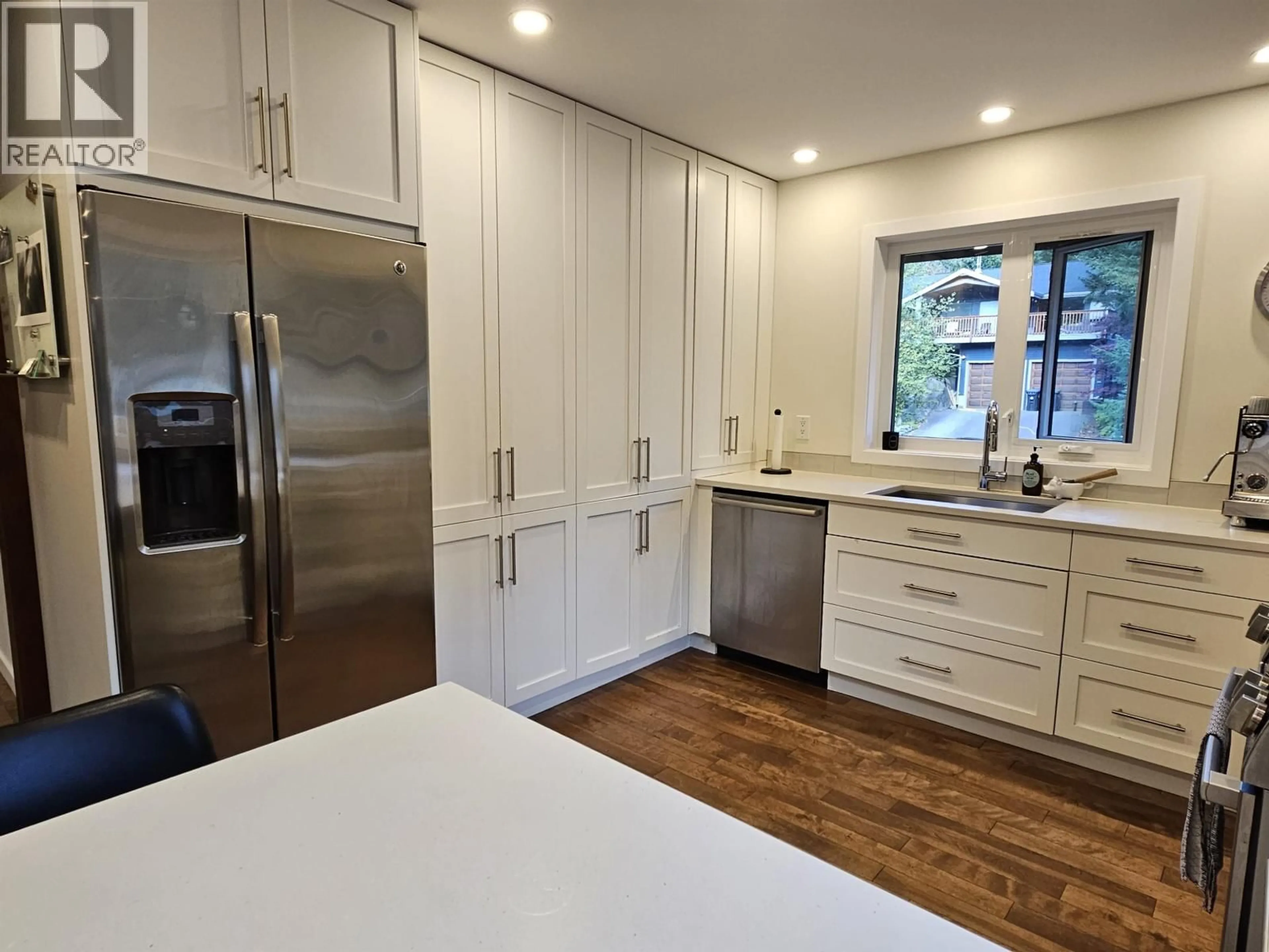 Open concept kitchen, wood/laminate floor for 40755 THUNDERBIRD RIDGE, Squamish British Columbia V0N1T0