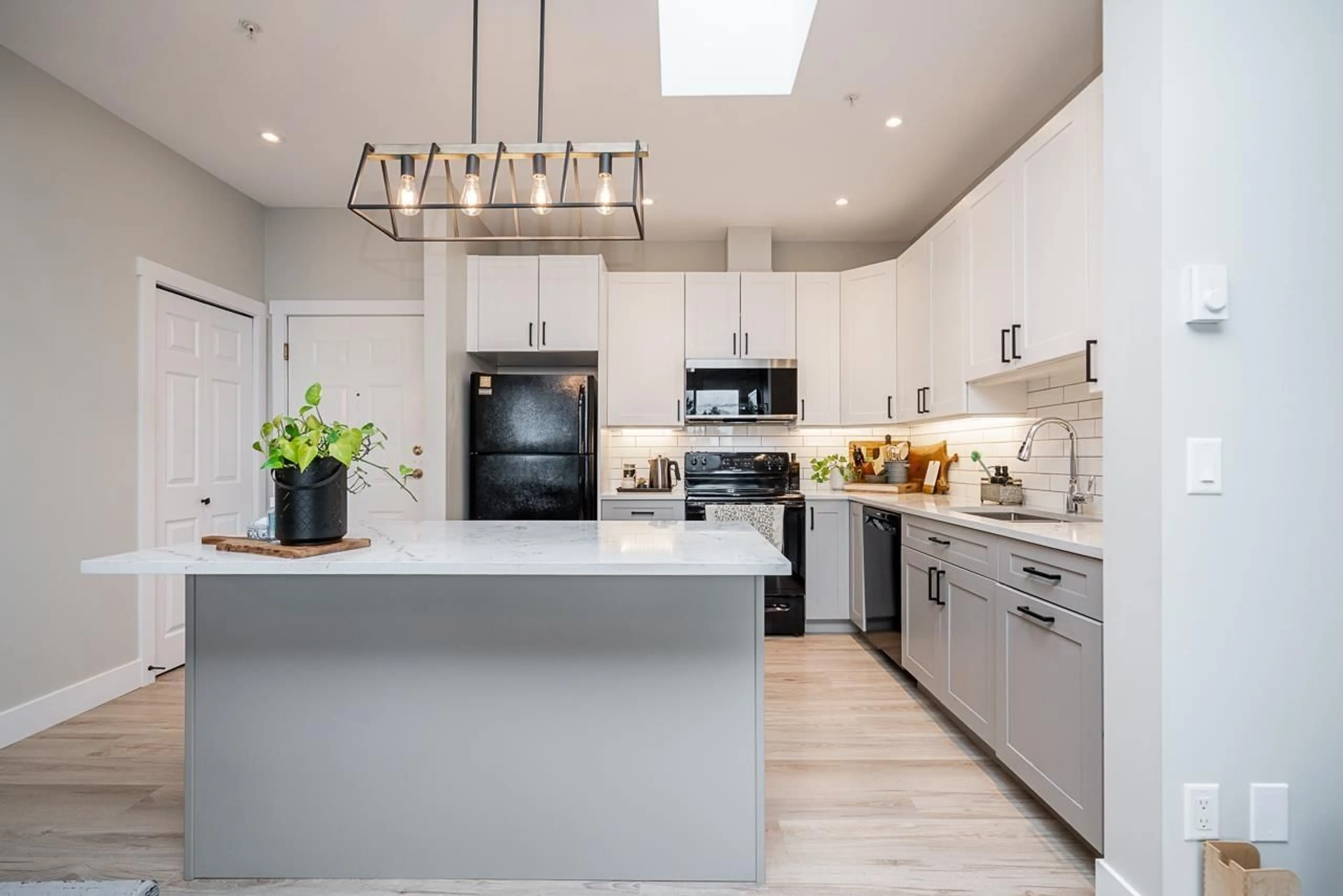 Contemporary kitchen, ceramic/tile floor for 803 - 45745 PRINCESS AVENUE, Chilliwack British Columbia V2P2B5