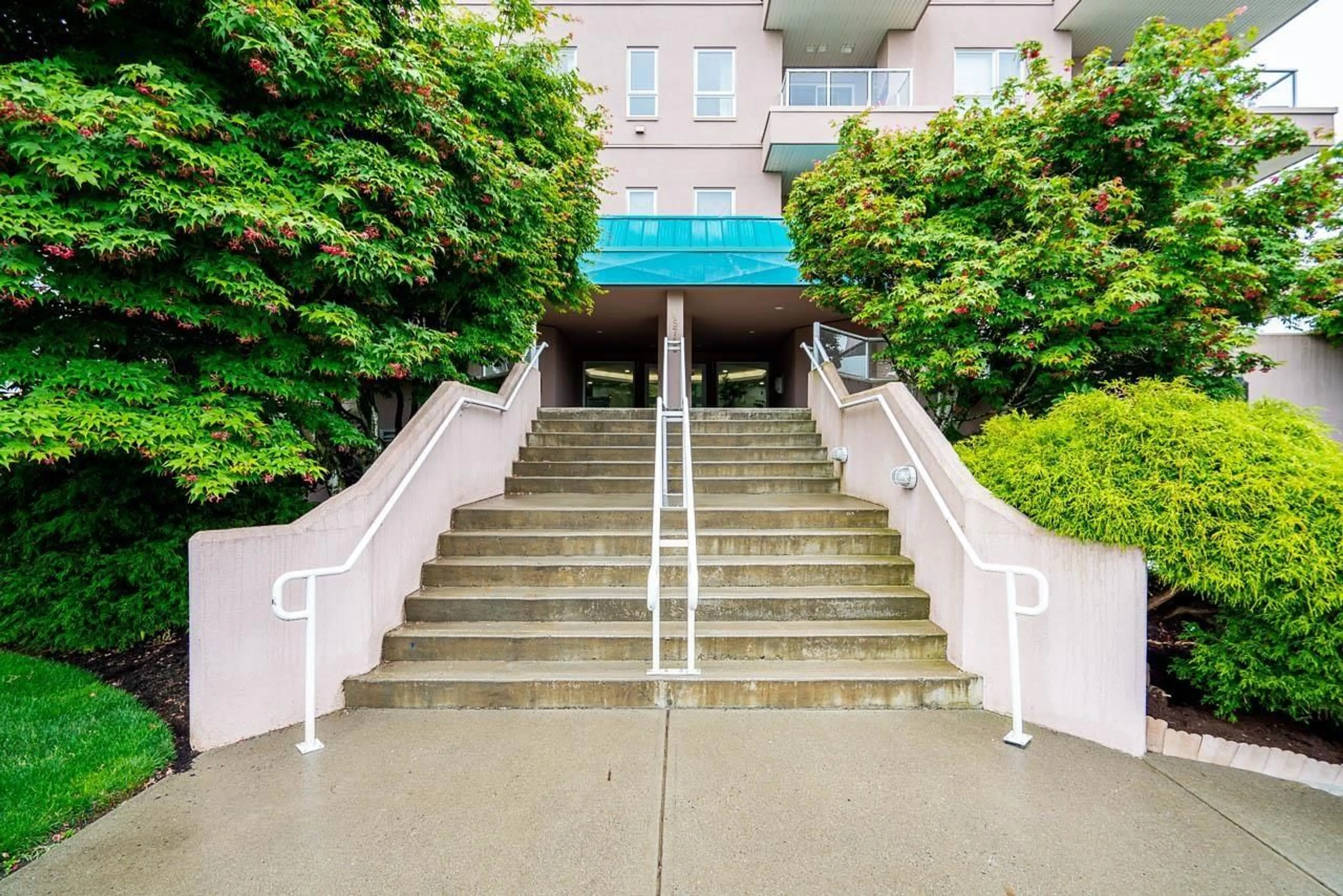 Stairs for 803 - 45745 PRINCESS AVENUE, Chilliwack British Columbia V2P2B5
