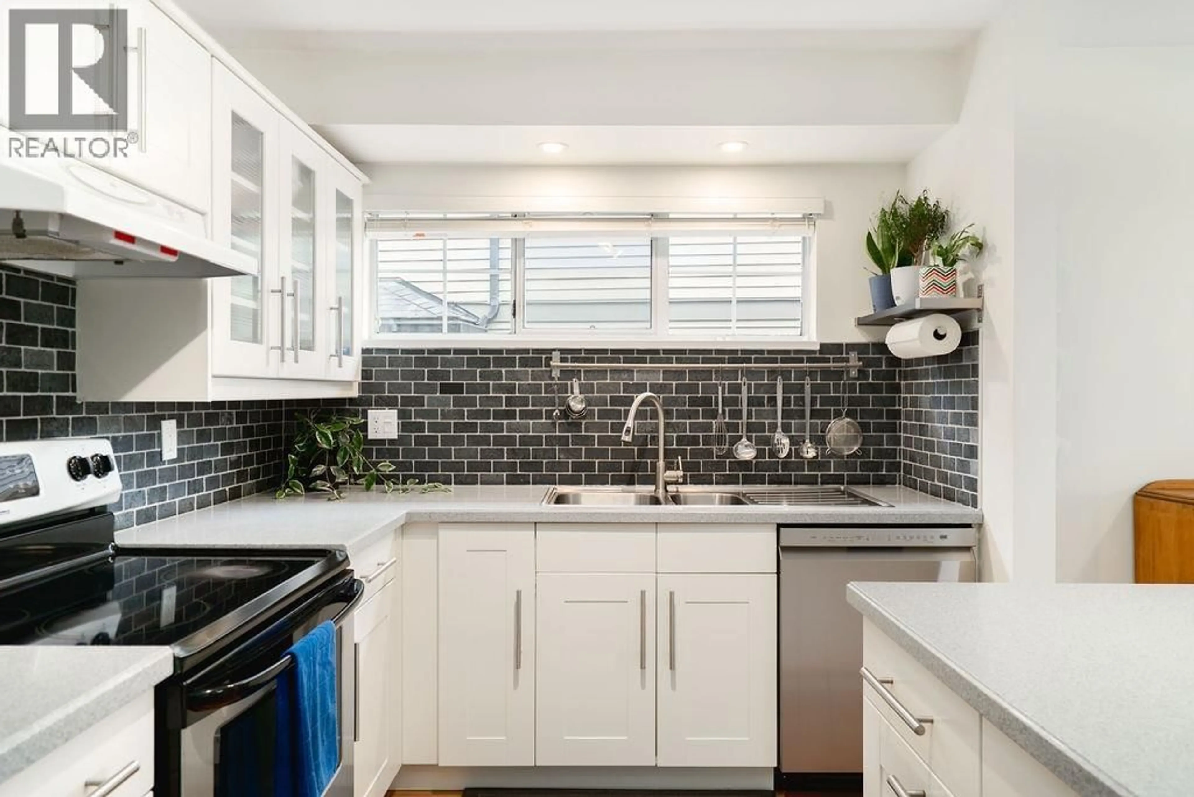 Contemporary kitchen, ceramic/tile floor for 22 - 795 NOONS CREEK DRIVE, Port Moody British Columbia V3H4V4
