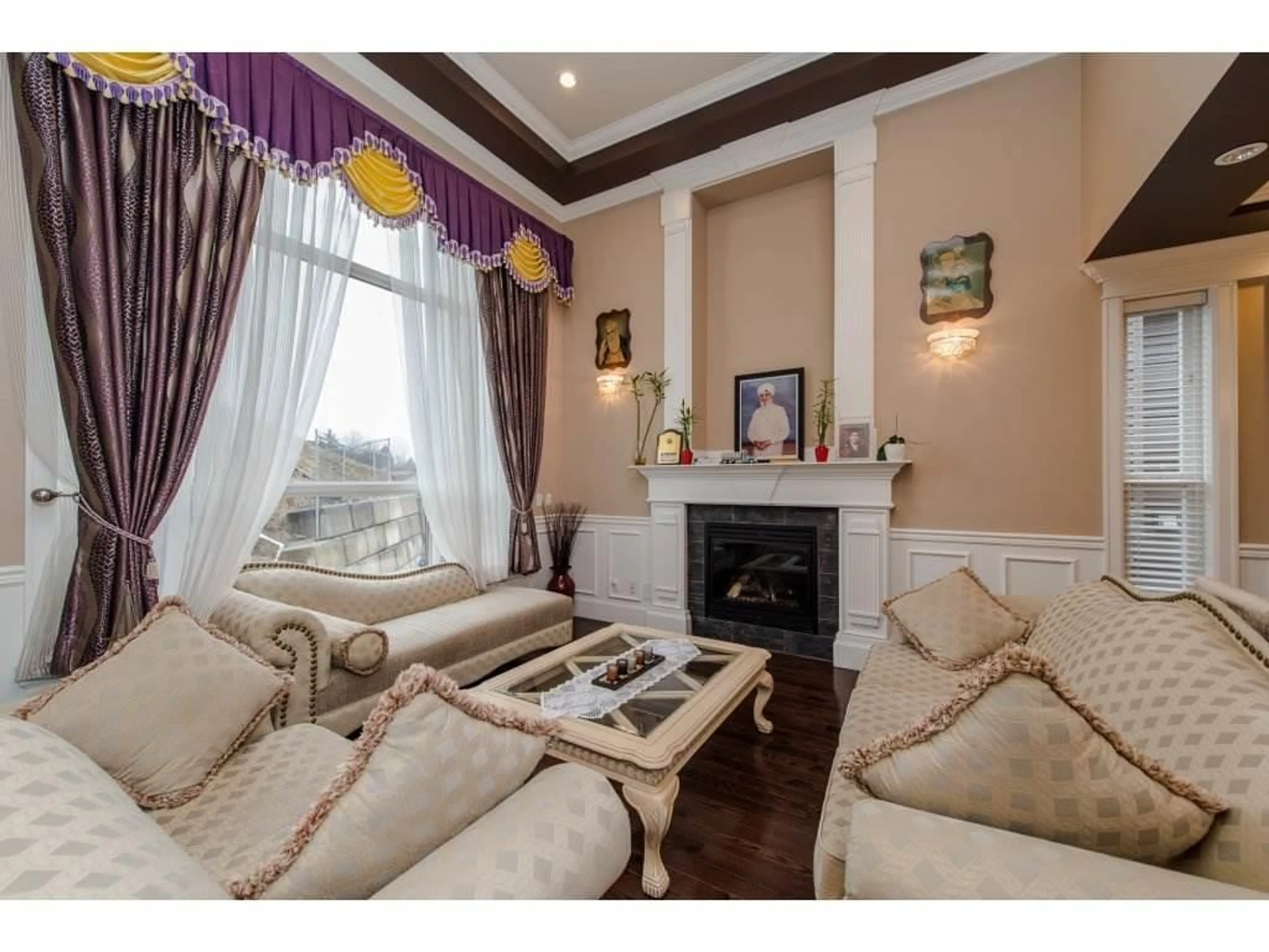 Living room with furniture, wood/laminate floor for 11 - 3363 HORN STREET, Abbotsford British Columbia V2S7B3